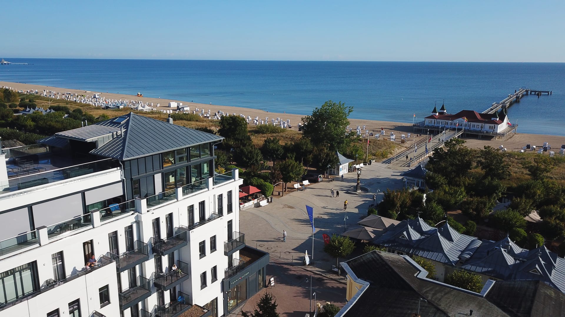 Strandterrasse Ahlbeck aus der Luft mit Blick auf Strand, Ostsee und Seebrücke am rechten Bildrand