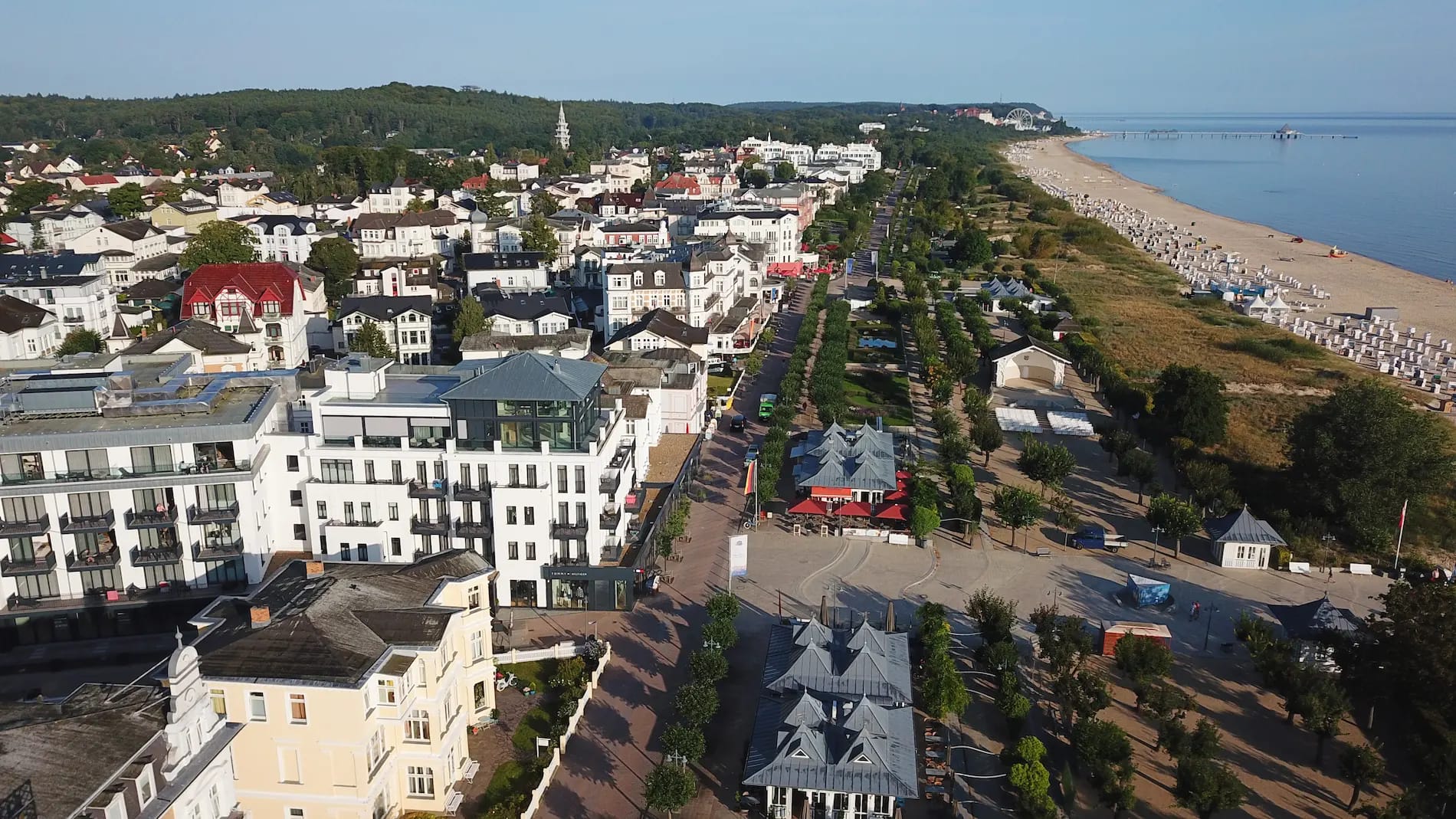 Die Strandterrasse in Ahlbeck aus der Luft: Häuser in erster Reihe an der Promenade, davor Strand und Ostsee