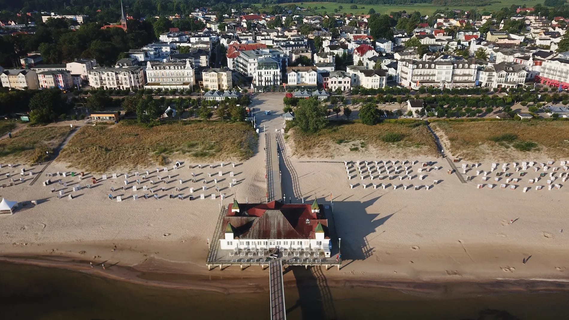 Strandterrasse Ahlbeck: Außenansicht mit Sandstrand