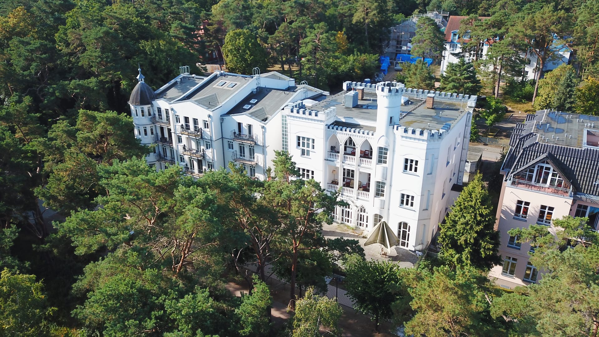 Die Tannenburg im Küstenwald von Ahlbeck, dahinter Nachbarvillen des Seebads