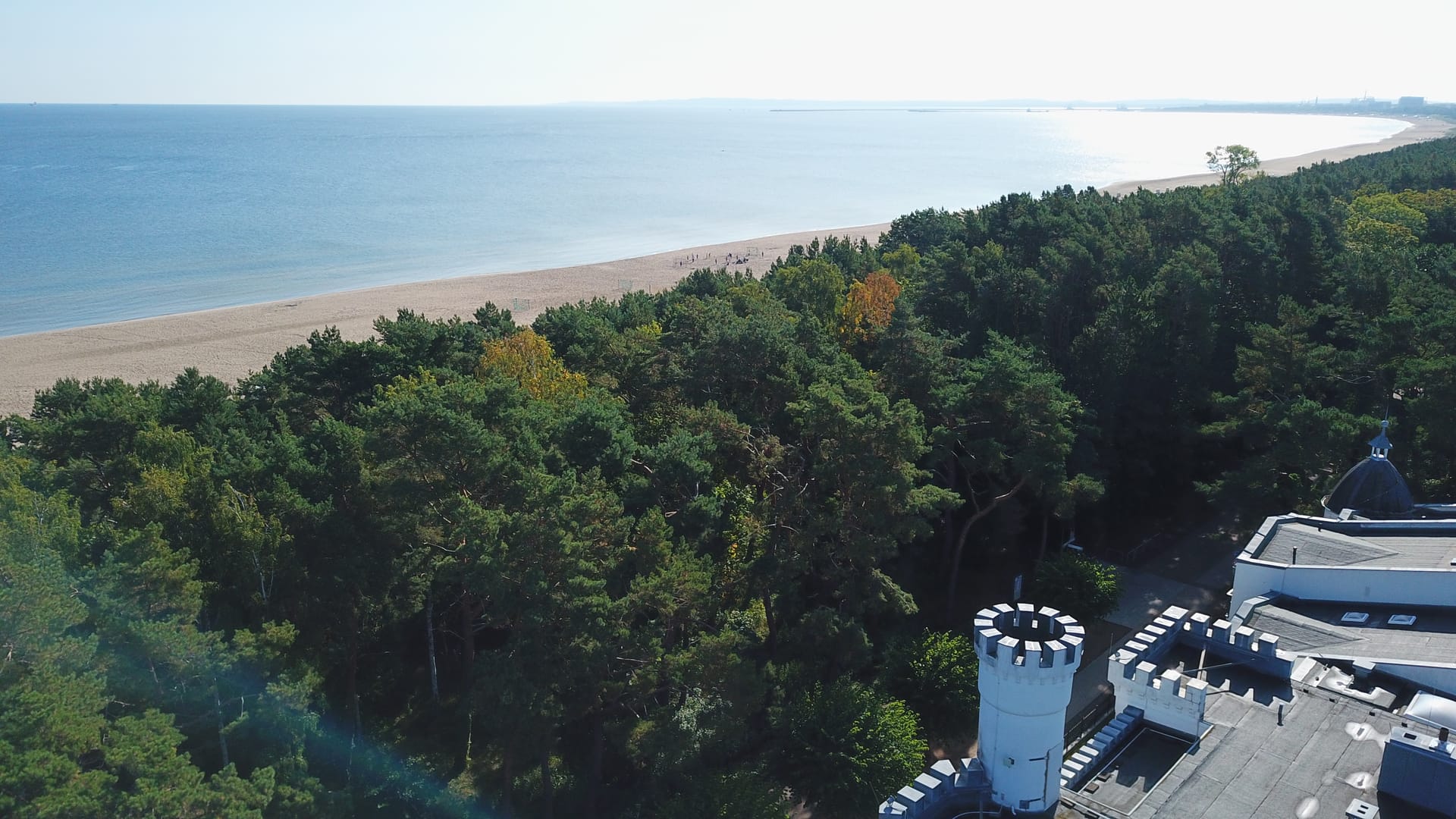 Blick über das Dach der Tannenburg auf den Strand von Ahlbeck
