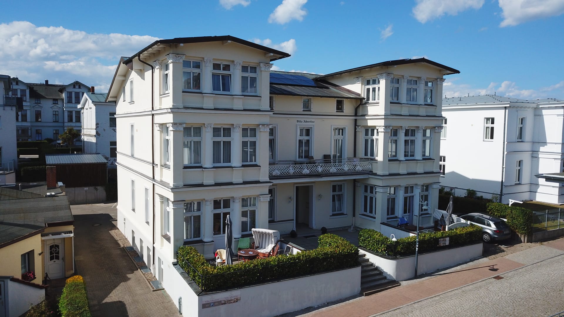 Frontansicht der Villa Albertine Ahlbeck mit Balkonen und Erkertürmen