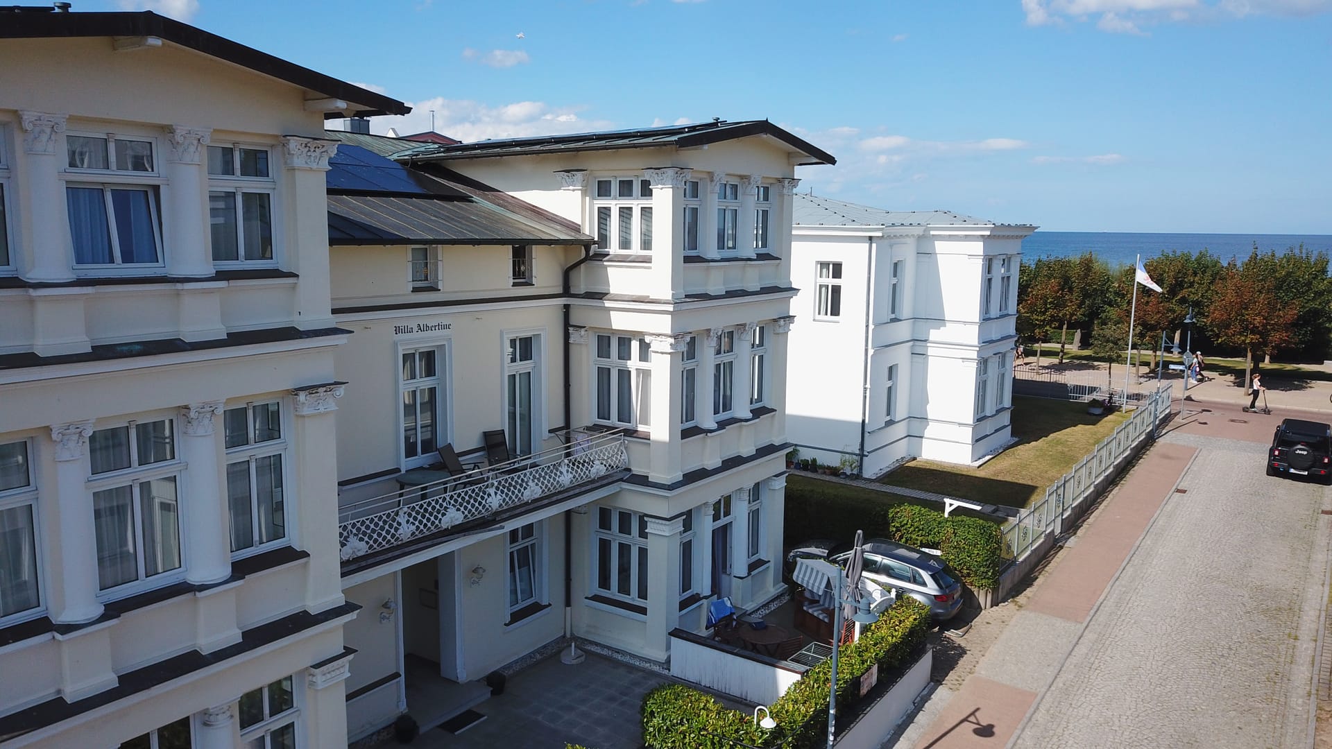 Bäderarchitektur-Fassade der Villa Albertine mit Stuck, Sprossenfenstern und Veranden
