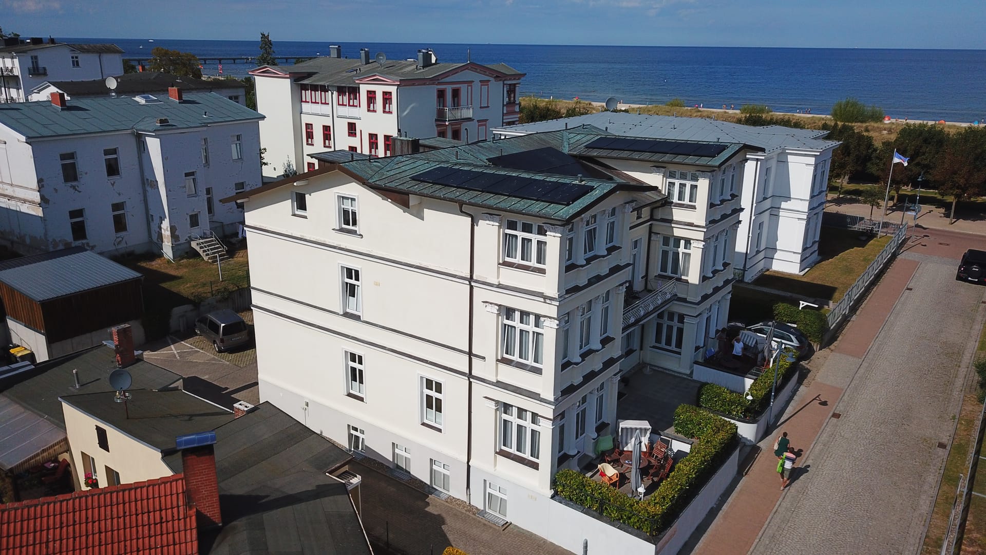 Villa Albertine Ahlbeck von der Landseite, am Horizont die Ostsee
