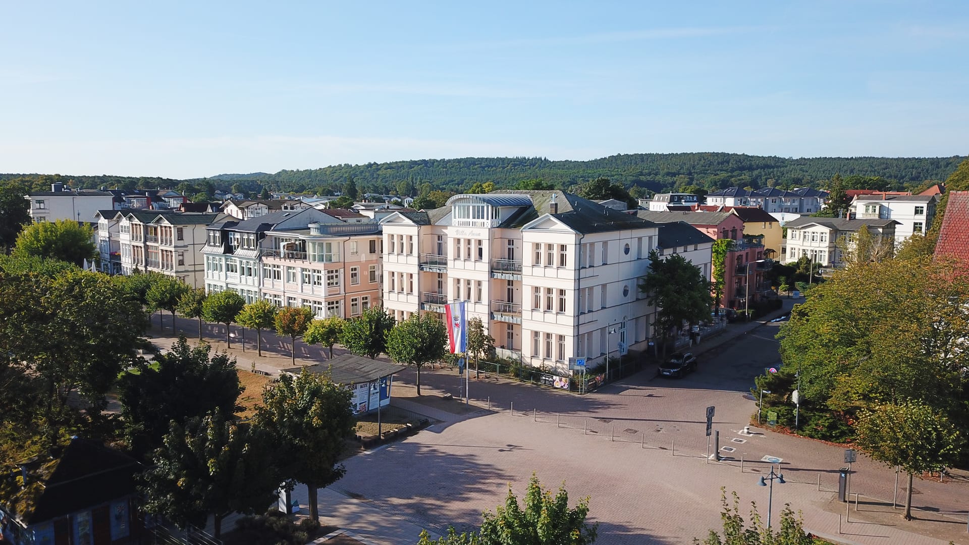 Der Konzertmuschel-Vorplatz an der Promenade vor der Villa Anna Ahlbeck und der Nachbarvilla Louise