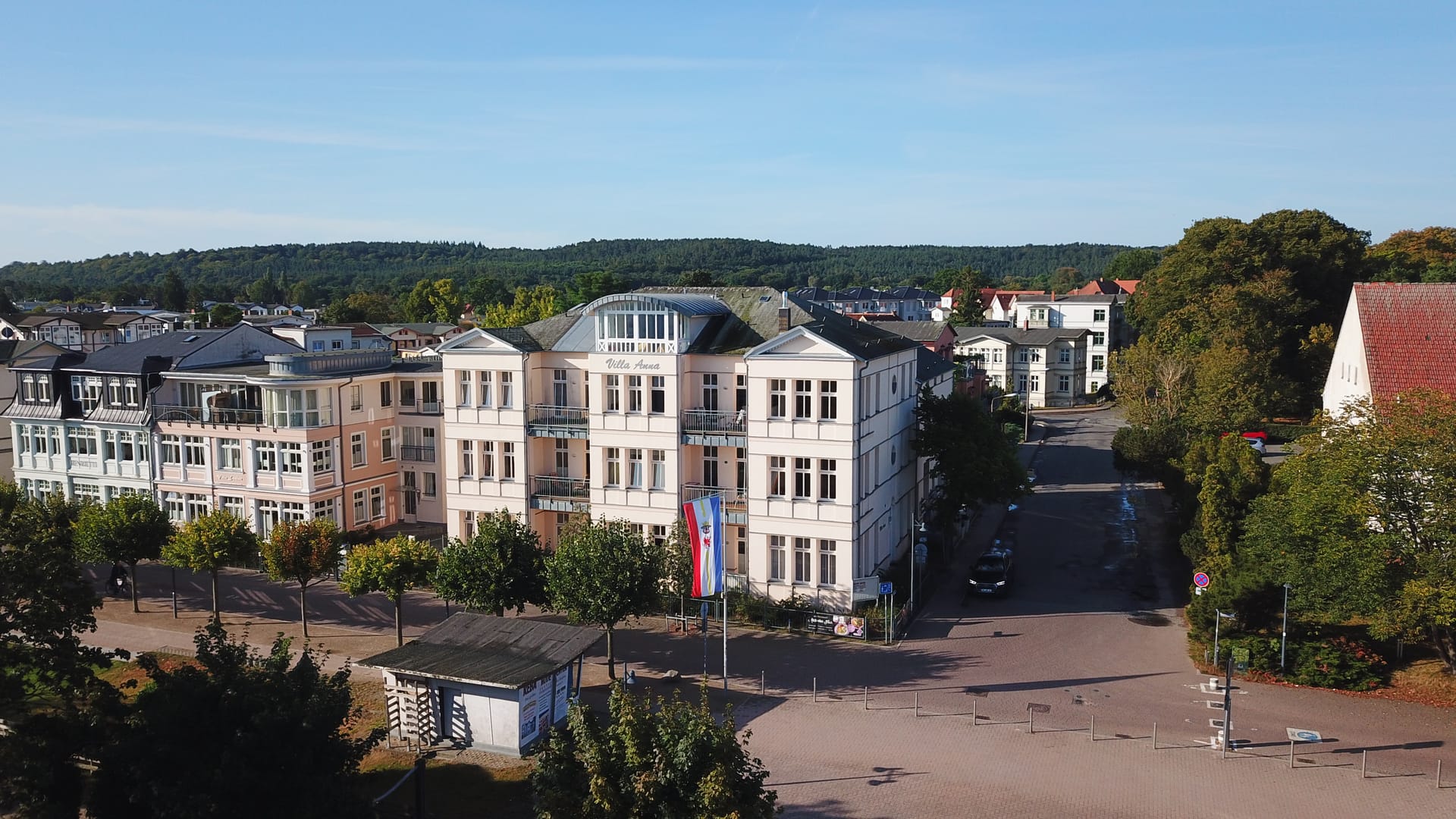 Die helle Fassade der Villa Anna Ahlbeck im Morgenlicht, links die Nachbarvilla Louise