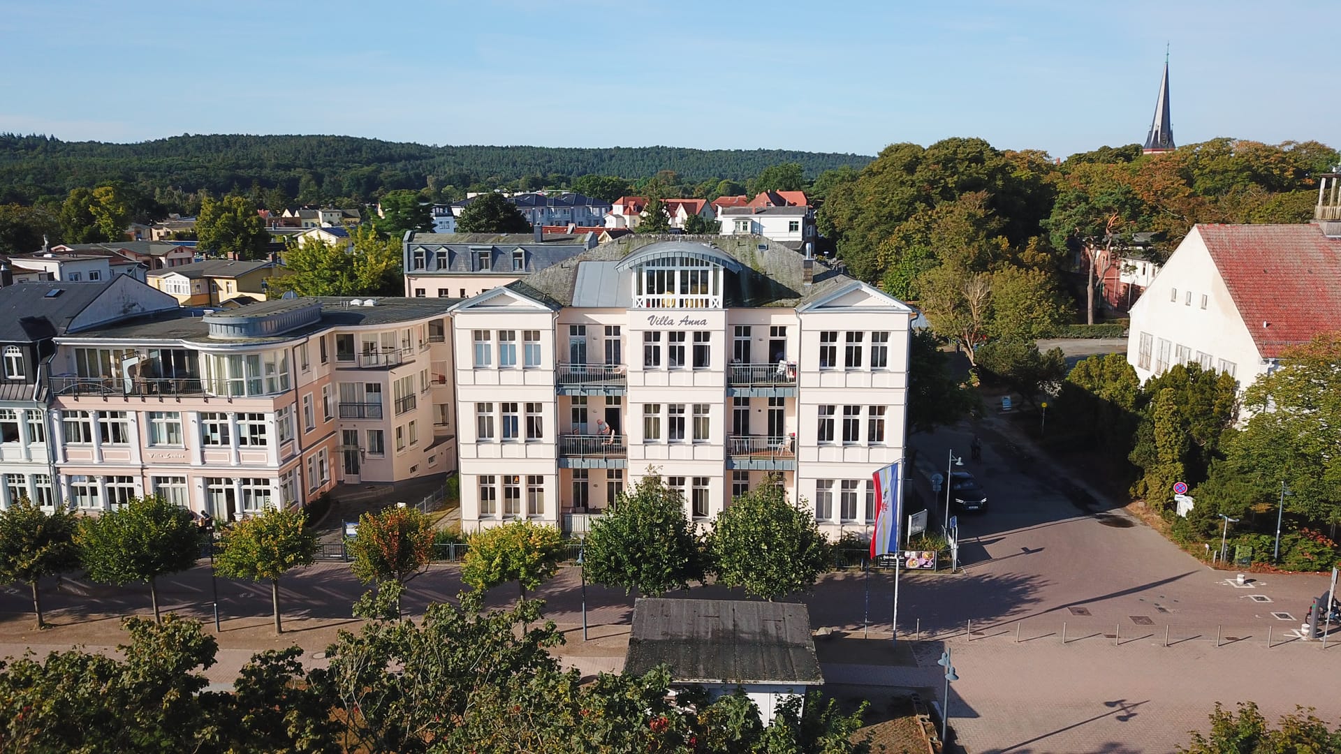 Luftaufnahme der Villa Anna Ahlbeck – sanierte Bäderarchitektur-Villa in erster Reihe an der Strandpromenade