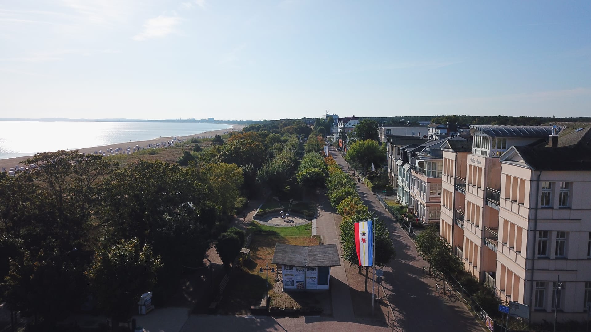 Seitlicher Blick entlang der Promenade auf die Villa Anna Ahlbeck, dahinter die Ostsee