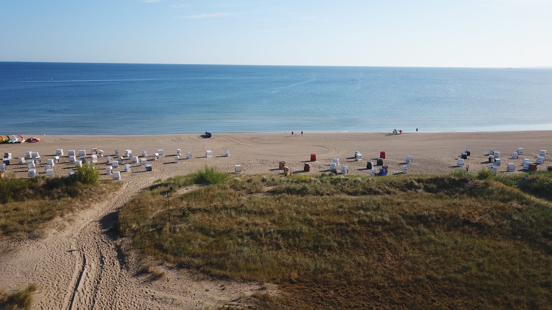 Breiter Sandstrand mit Strandkörben am Strandzugang nahe der Villa Anna Ahlbeck