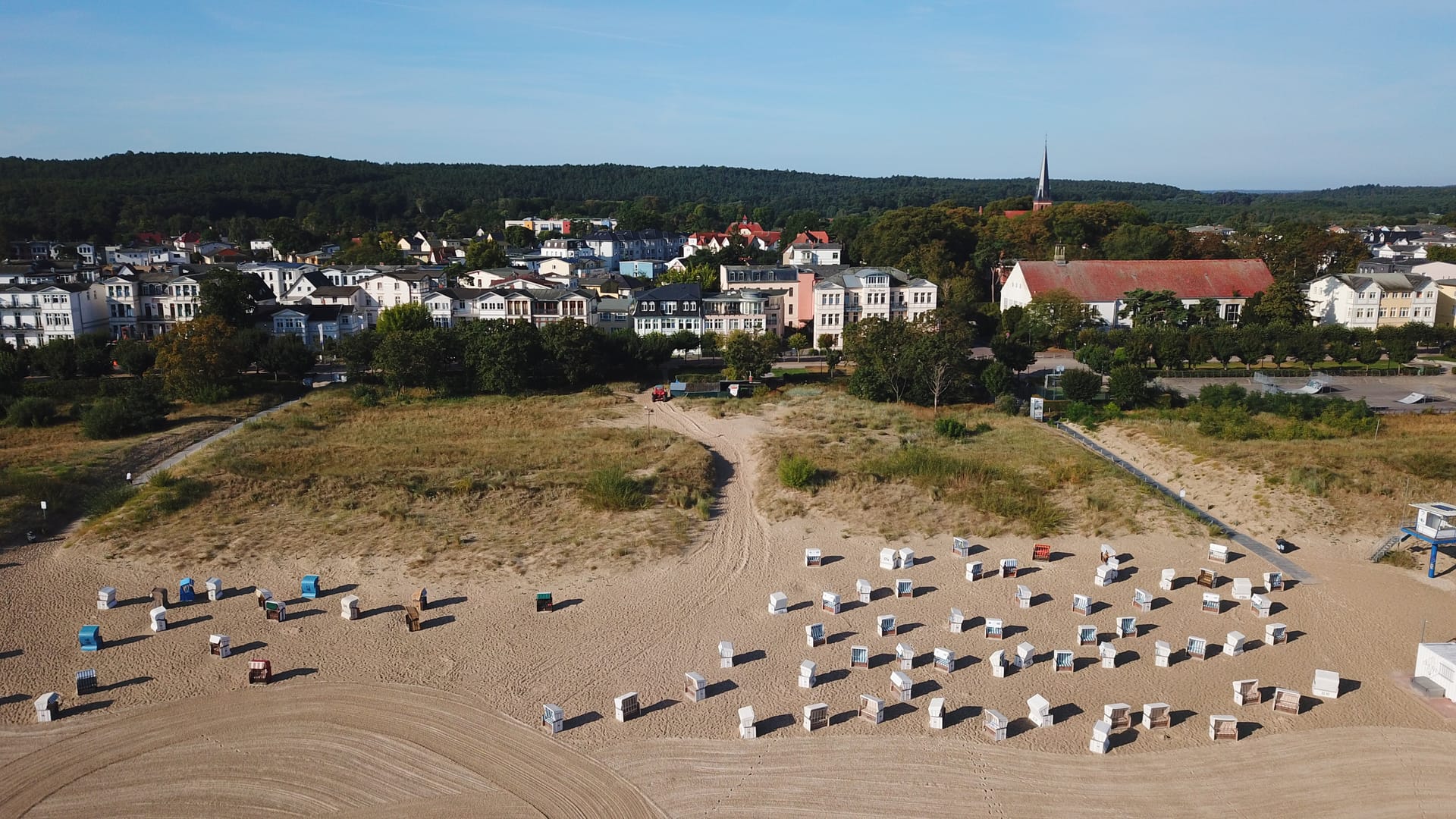 Ahlbecker Strandpanorama mit den Bädervillen der Promenade im Hintergrund