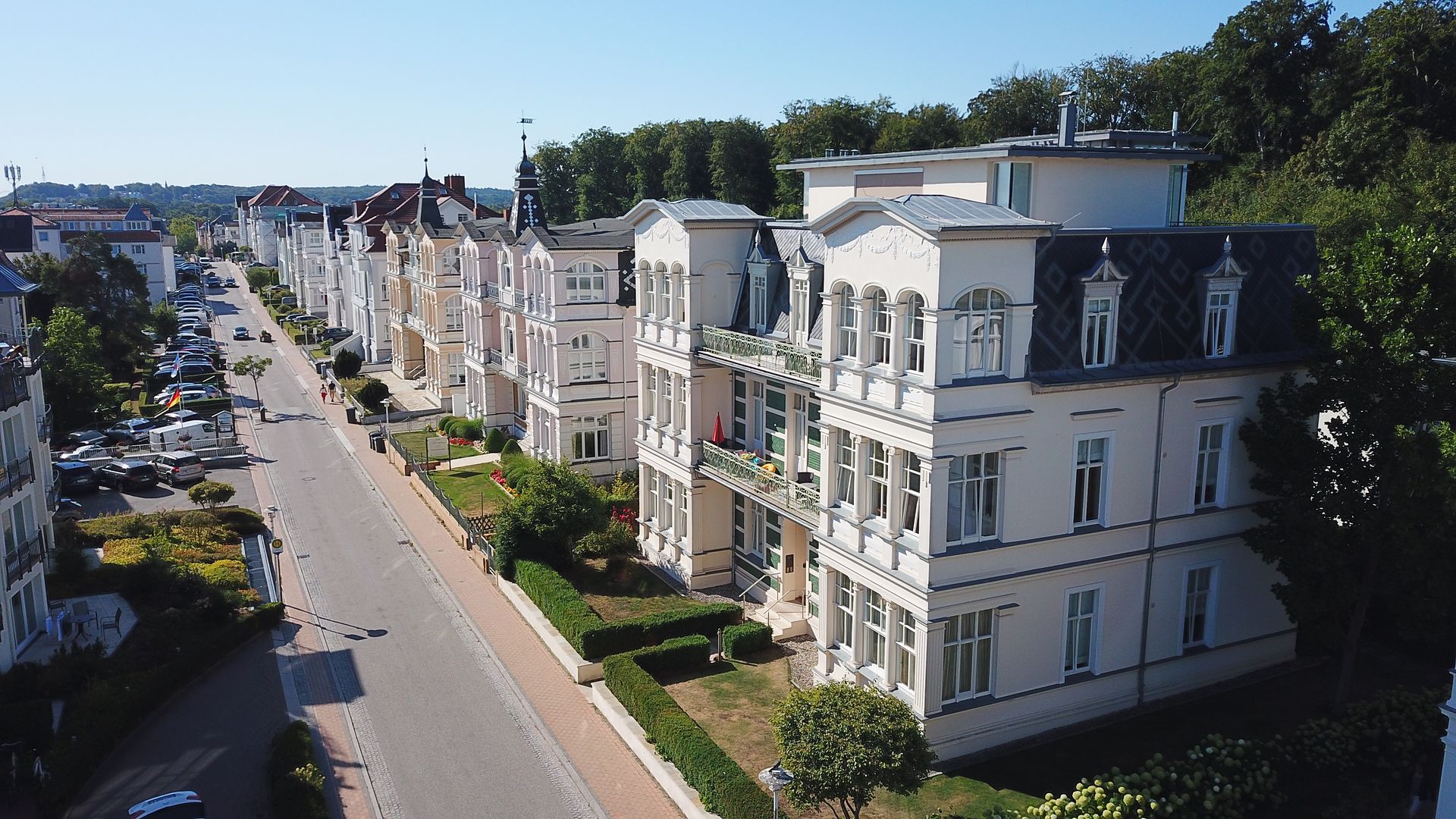 Villa Artemis in Bansin aus der Luft, Bädervilla mit Ferienwohnungen