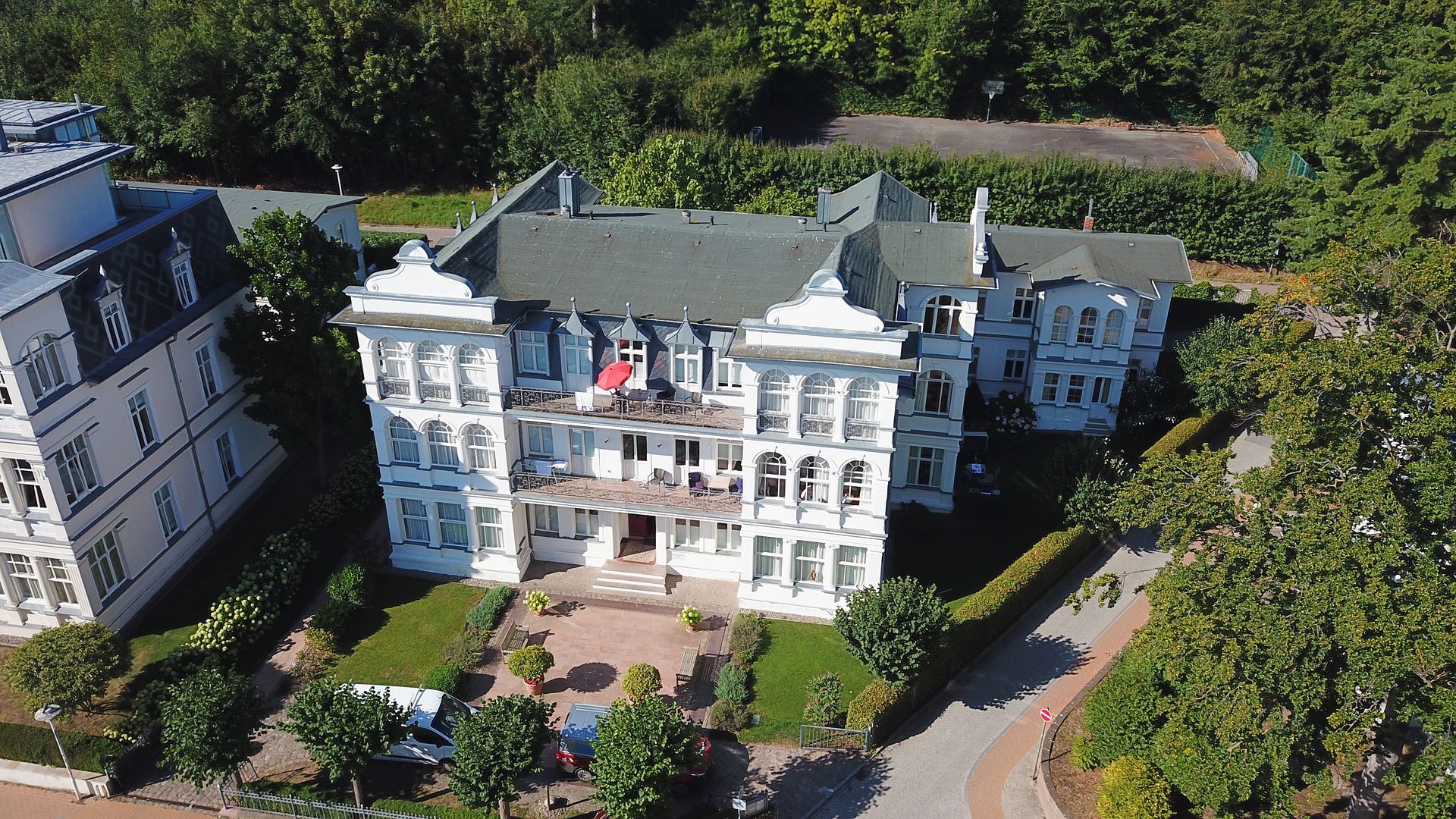 Villa Astrid in Bansin aus der Luft, Bäderstil-Altbau mit Ferienwohnungen