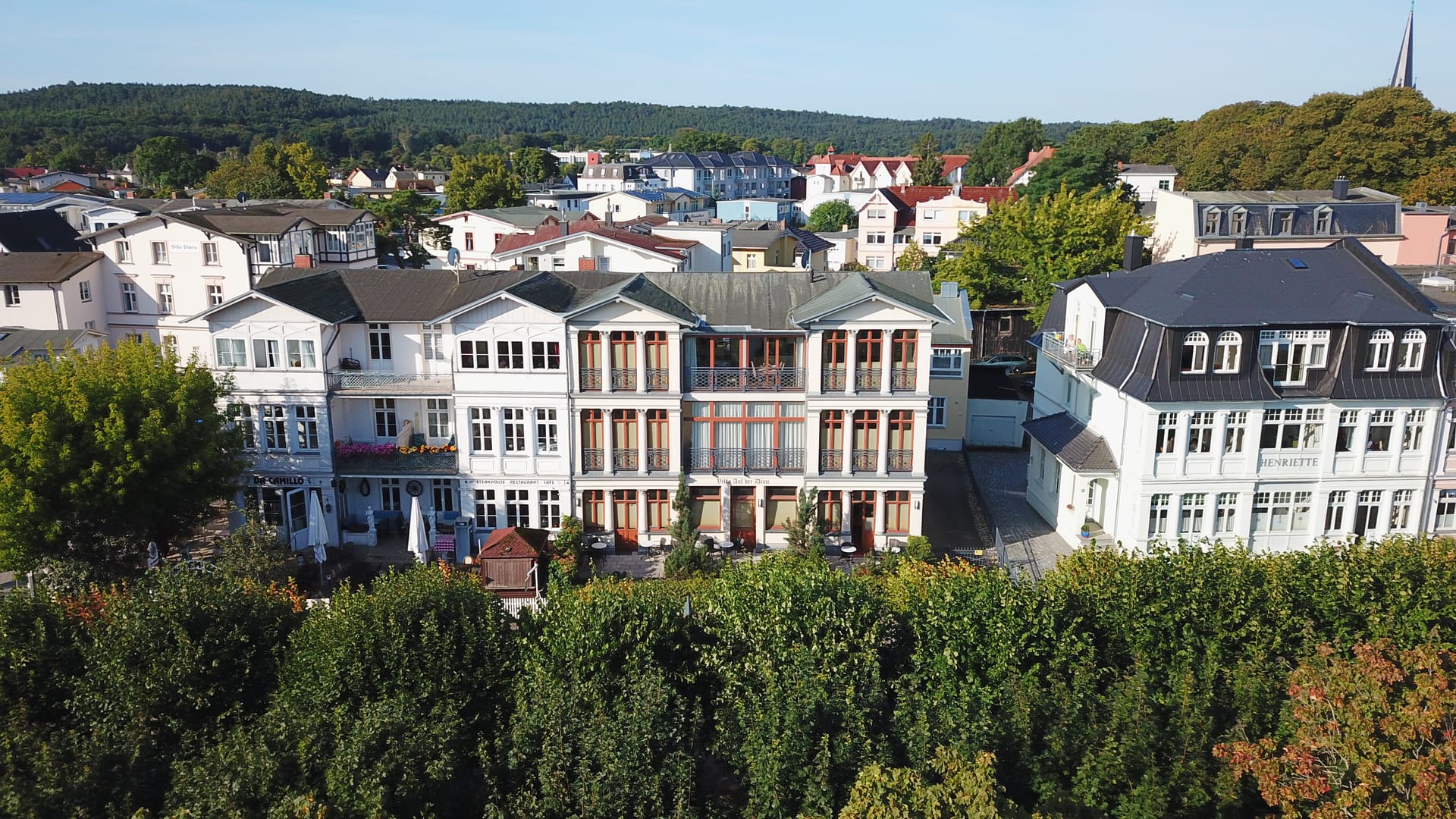 Villa auf der Düne Ahlbeck hinter dem Dünensaum – weitere Frontaufnahme