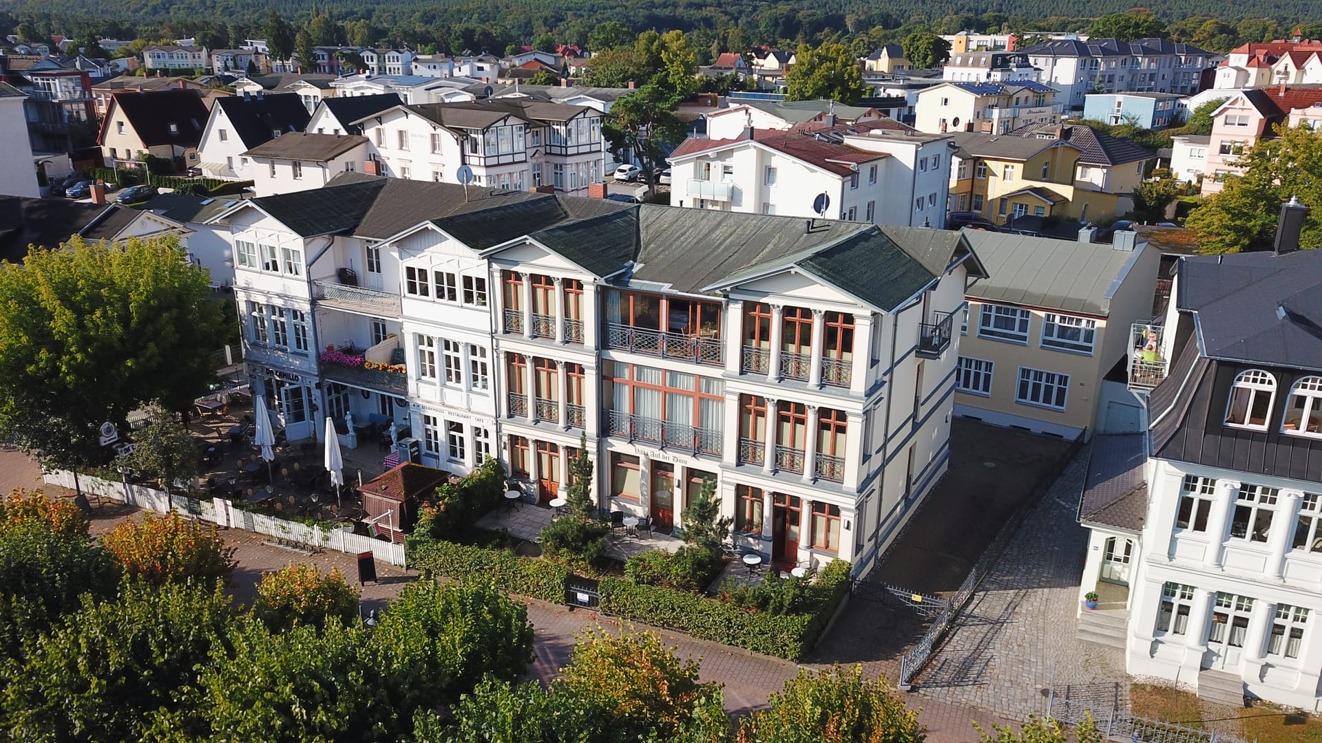 Luftaufnahme der Villa auf der Düne Ahlbeck – weiße Bäderstil-Villa mit dreigeschossigen Loggien an der Dünenstraße