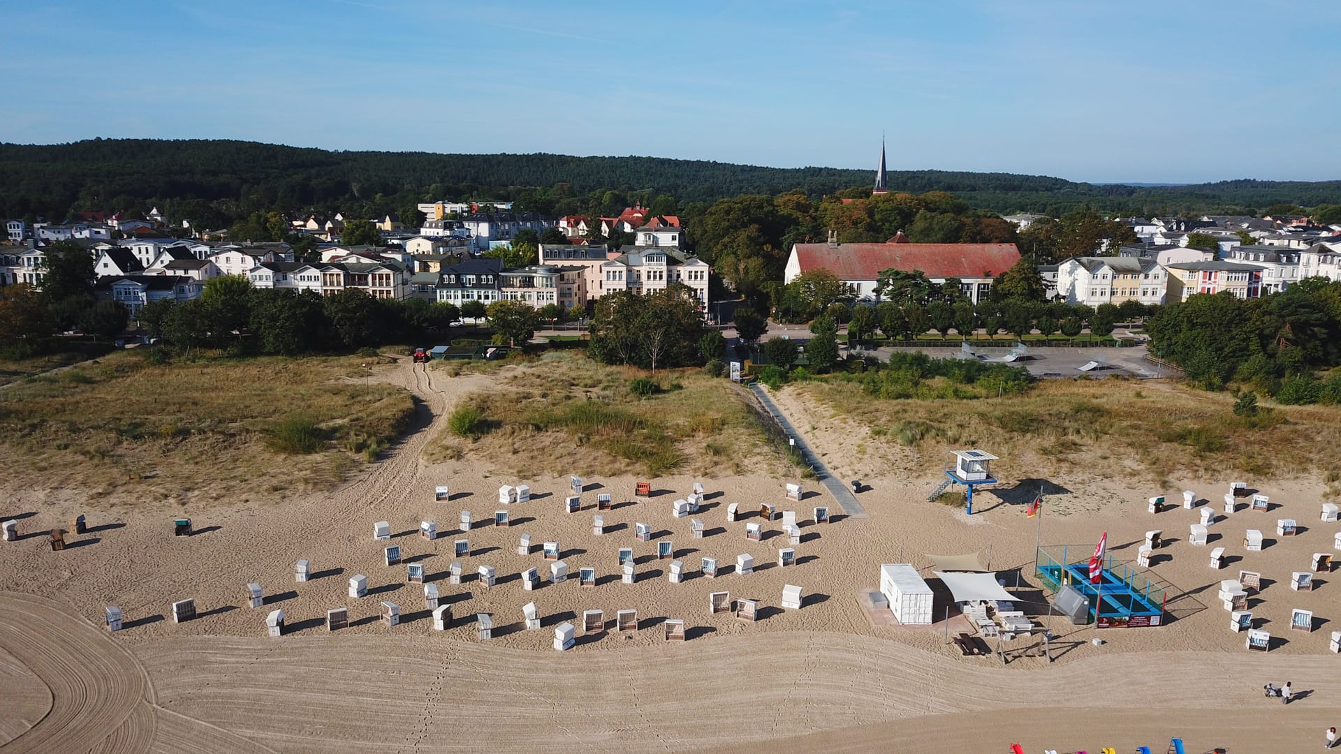 Weite Strandfläche von Ahlbeck mit Strandkörben und Ortsrand aus der Luft