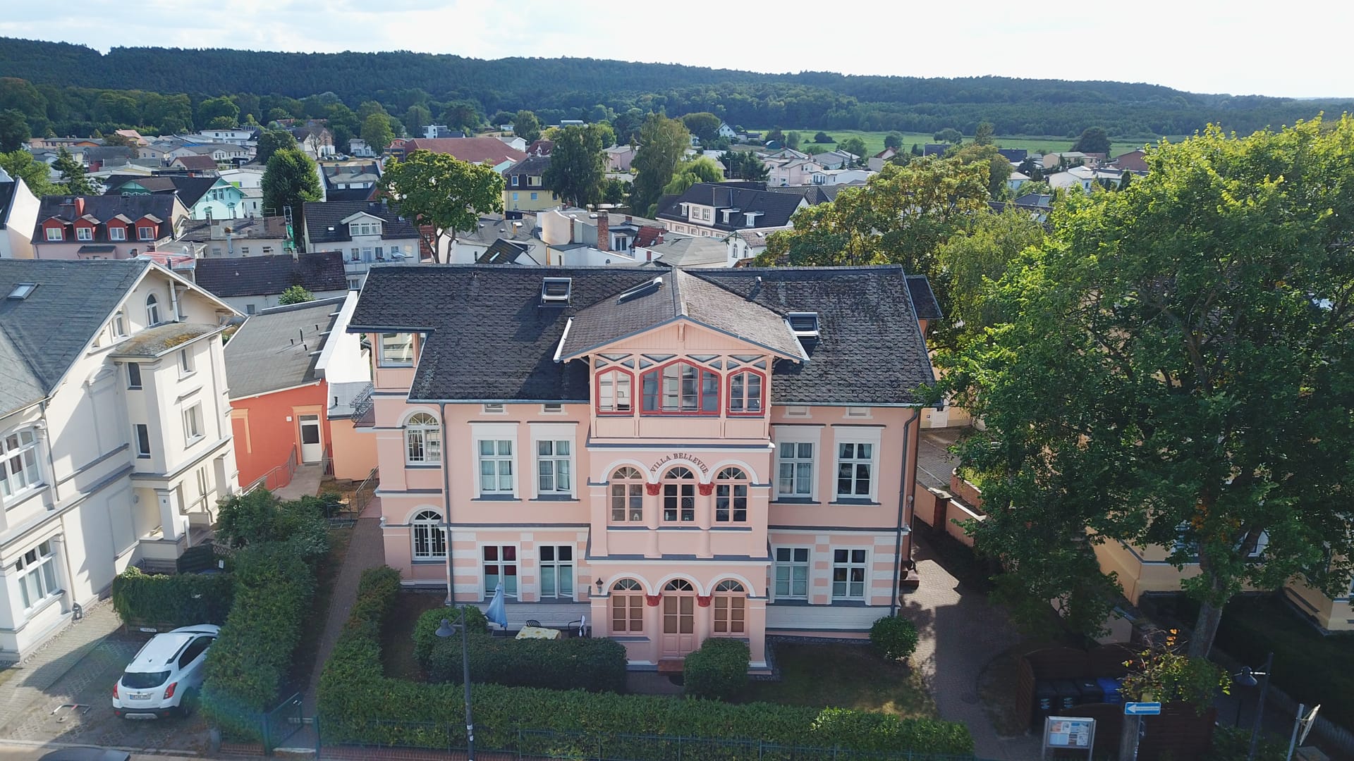 Luftaufnahme der Villa Bellevue in Ahlbeck – lachsrosa Bädervilla mit verglastem Belvedere-Giebel an der Kaiserstraße