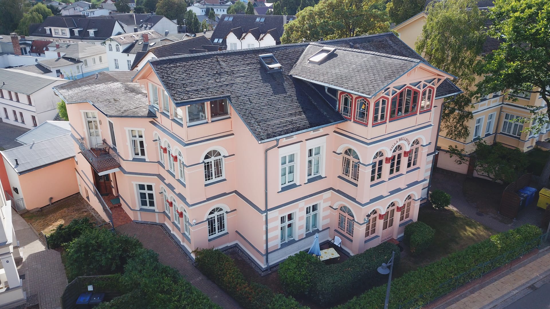 Seitliche Drohnenaufnahme der Villa Bellevue Ahlbeck – Rückgebäude mit Außentreppe und Zufahrt von der Lindenstraße