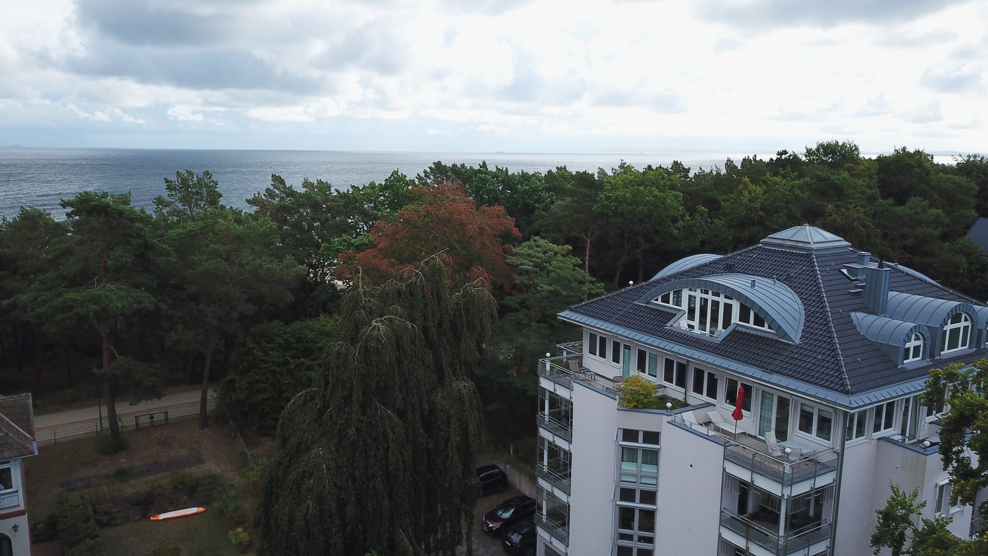 Villa Darja Heringsdorf aus der Luft, im Hintergrund Ostsee und Küstenwald