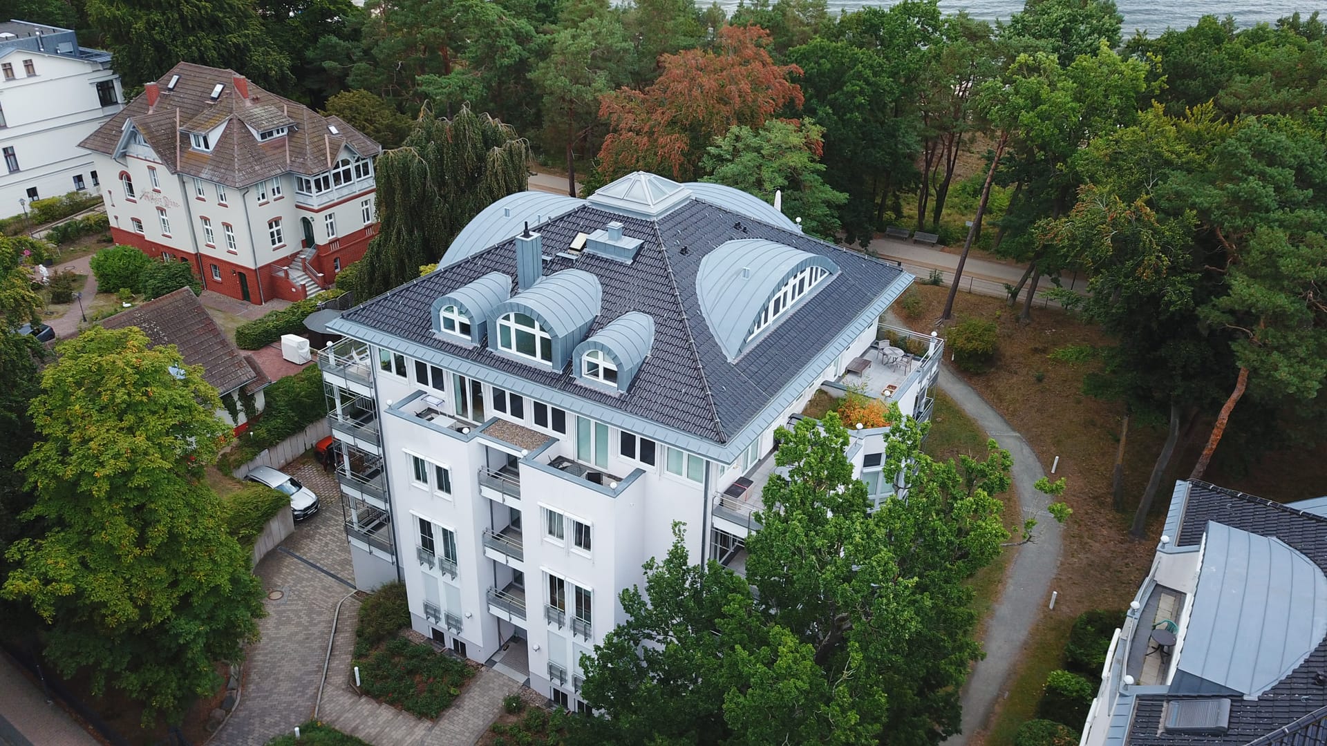 Villa Darja Heringsdorf von Süden: Villa mit Zinkgauben, Glasdach und Balkonen im Villenviertel an der Promenade
