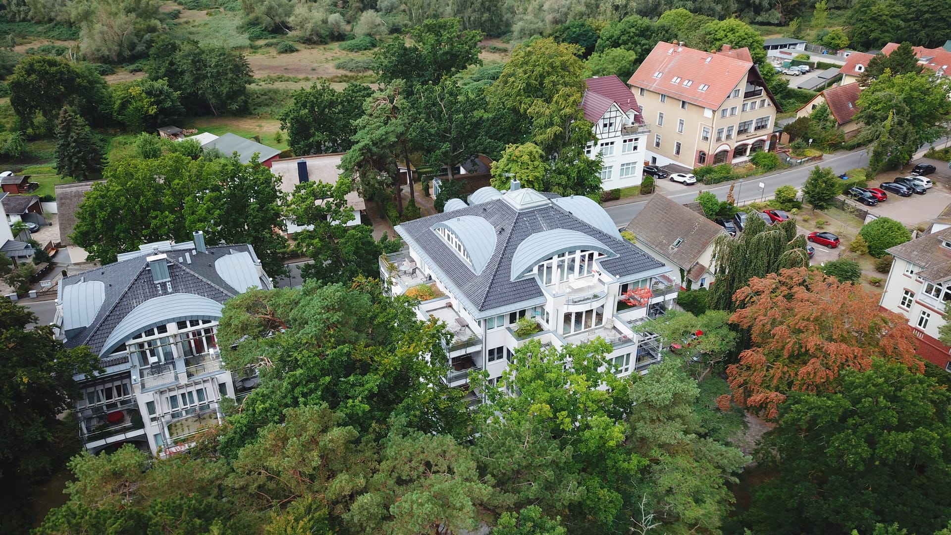 Villa Darja Heringsdorf von der Landseite, links das Schwesterhaus Villa Marfa, dahinter der Ortsrand