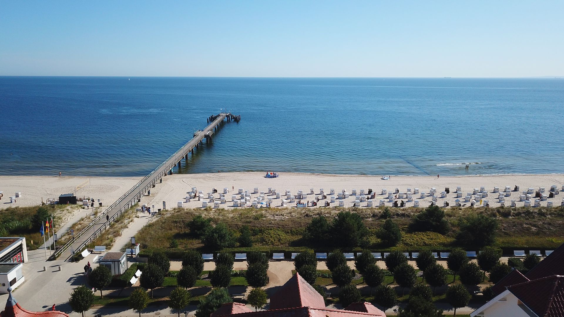 Villa Dora Bansin: Luftbild der Villa in erster Reihe zur Ostsee