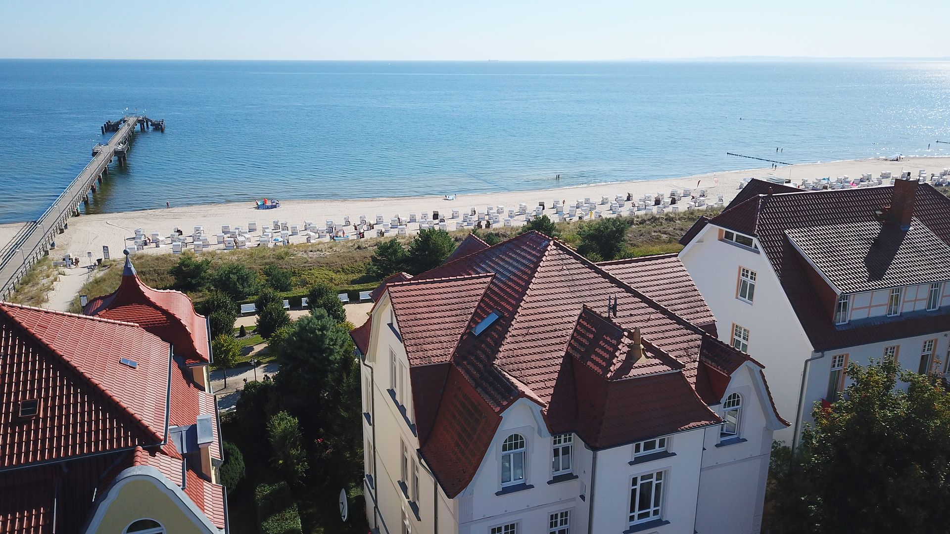Villa Dora Bansin: Ferienwohnungen mit Blick auf Strand und Seebrücke