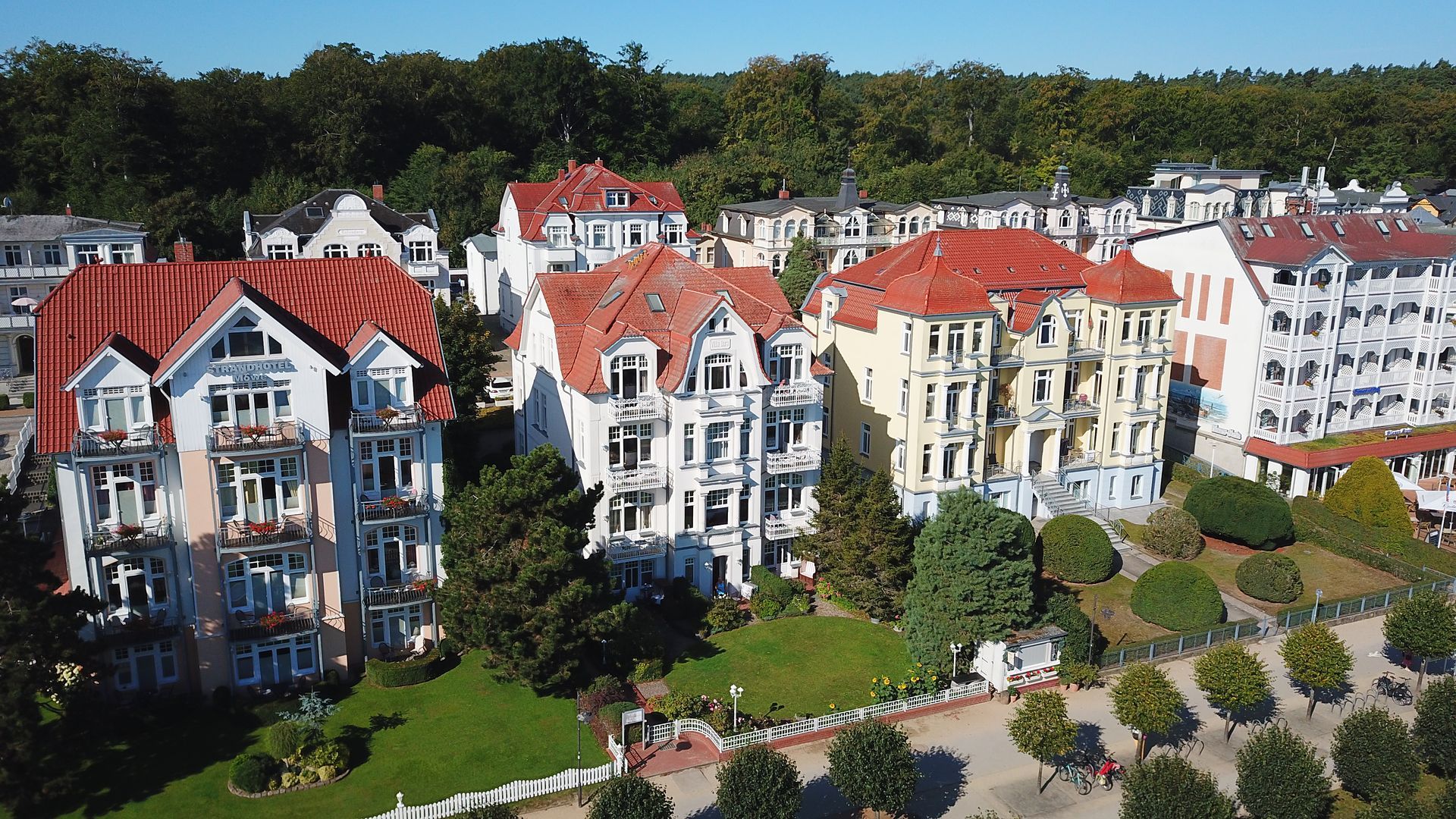 Villa Dora in Bansin aus der Luft, Ferienwohnungen an der Strandpromenade