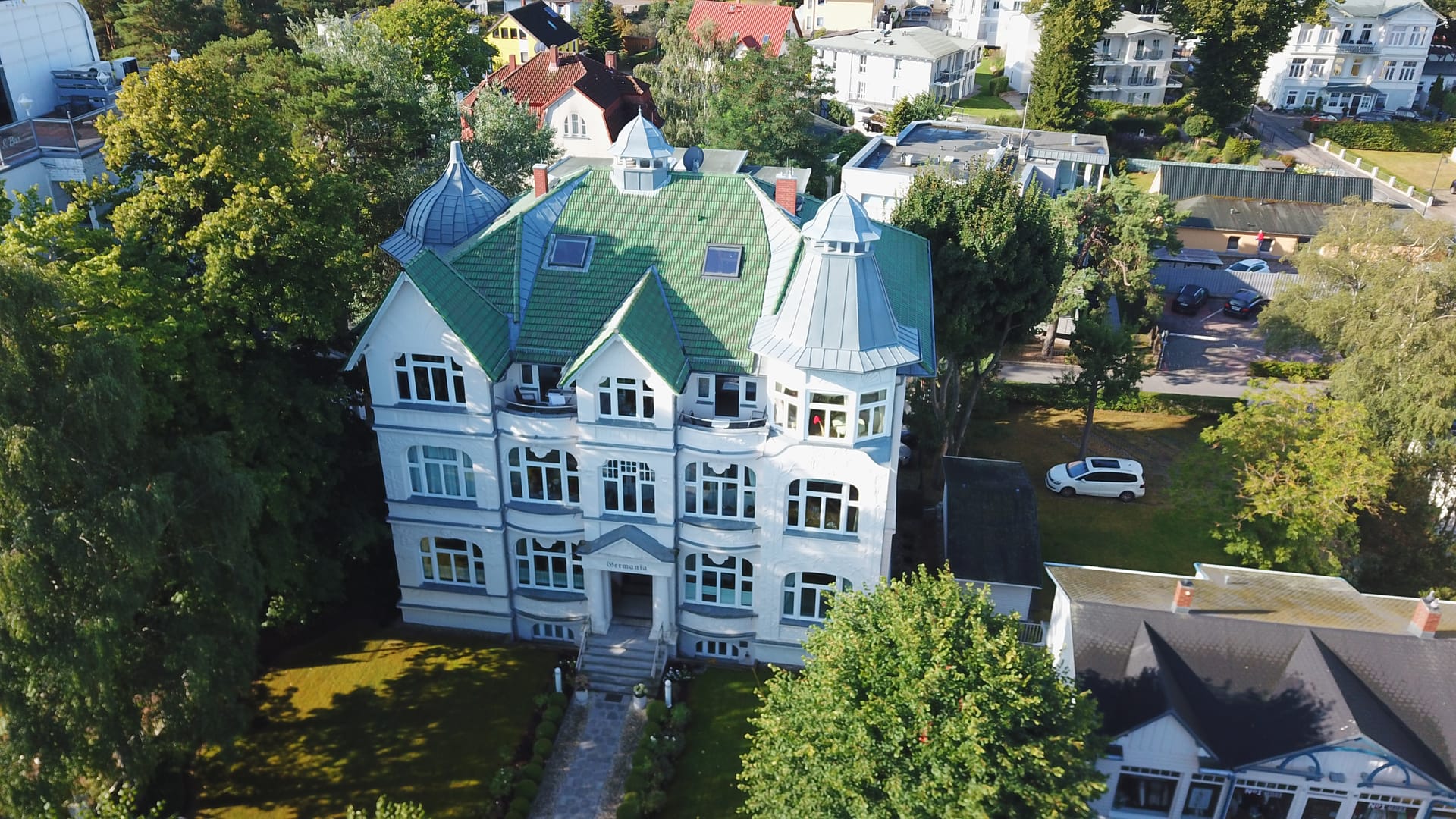 Villa Germania Ahlbeck aus der Vogelperspektive mit Turmzimmer, Dachgauben und Erkern