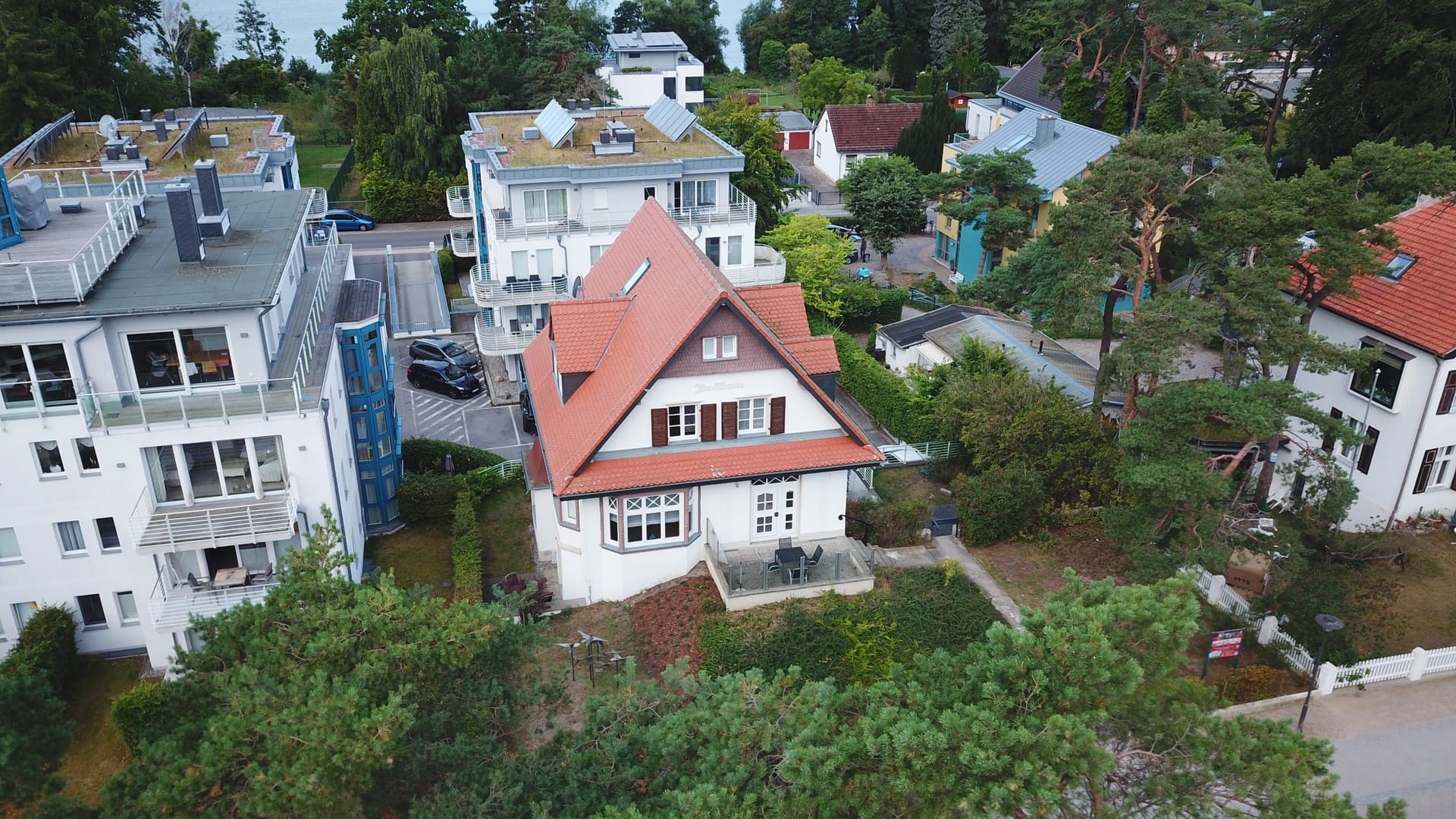 Luftaufnahme der Villa Ida-Marie Bansin – historische Bädervilla mit rotem Ziegeldach an der Strandpromenade