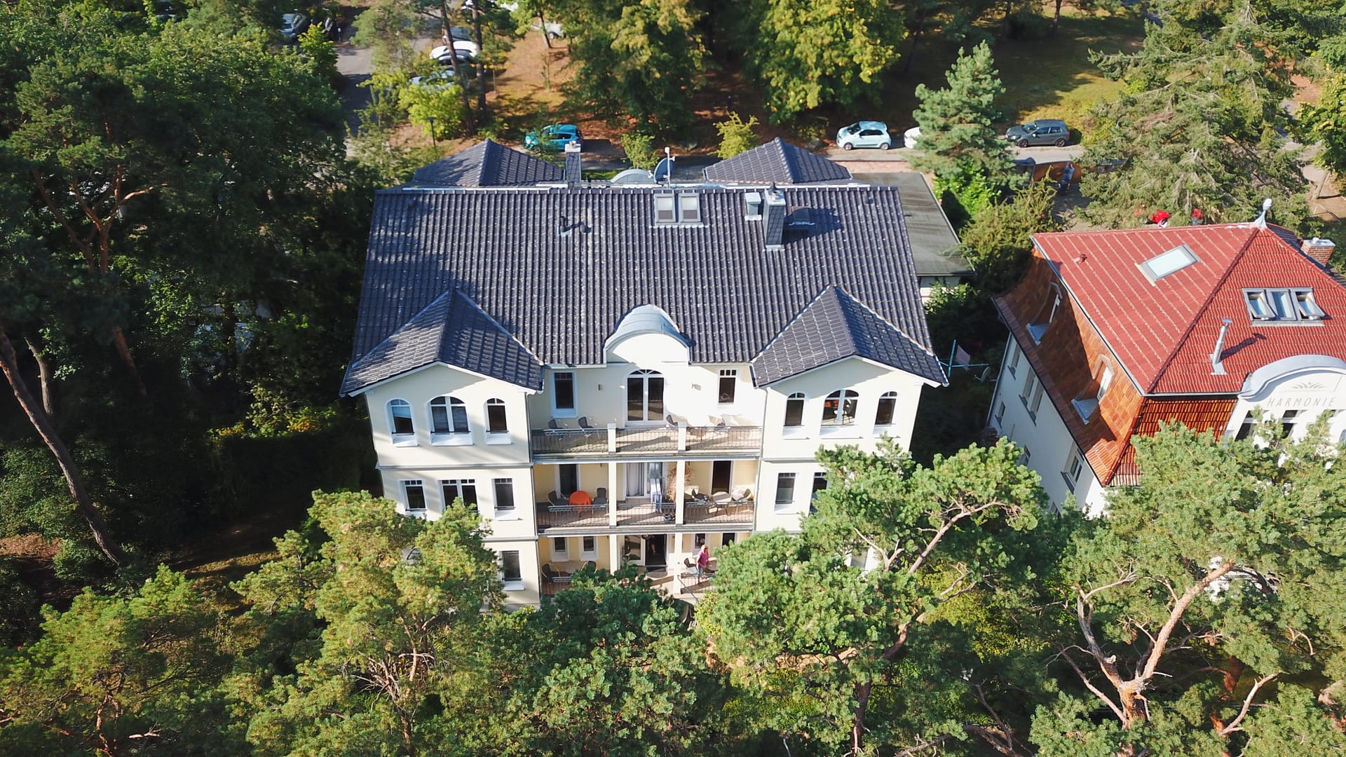 Luftaufnahme der Villa Lebensart Ahlbeck – Bäderstil-Villa mit Balkonen an der Dünenstraße