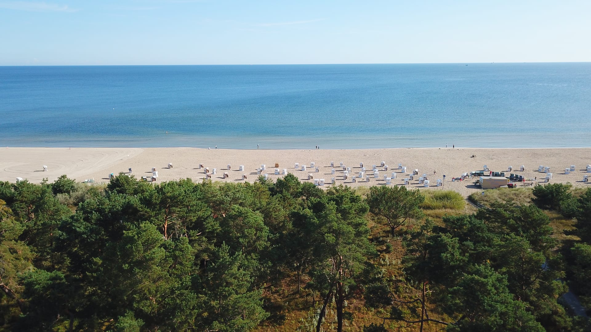 Panorama über die zweite Düne: Strand und Ostsee vor der Villa Lebensart Ahlbeck