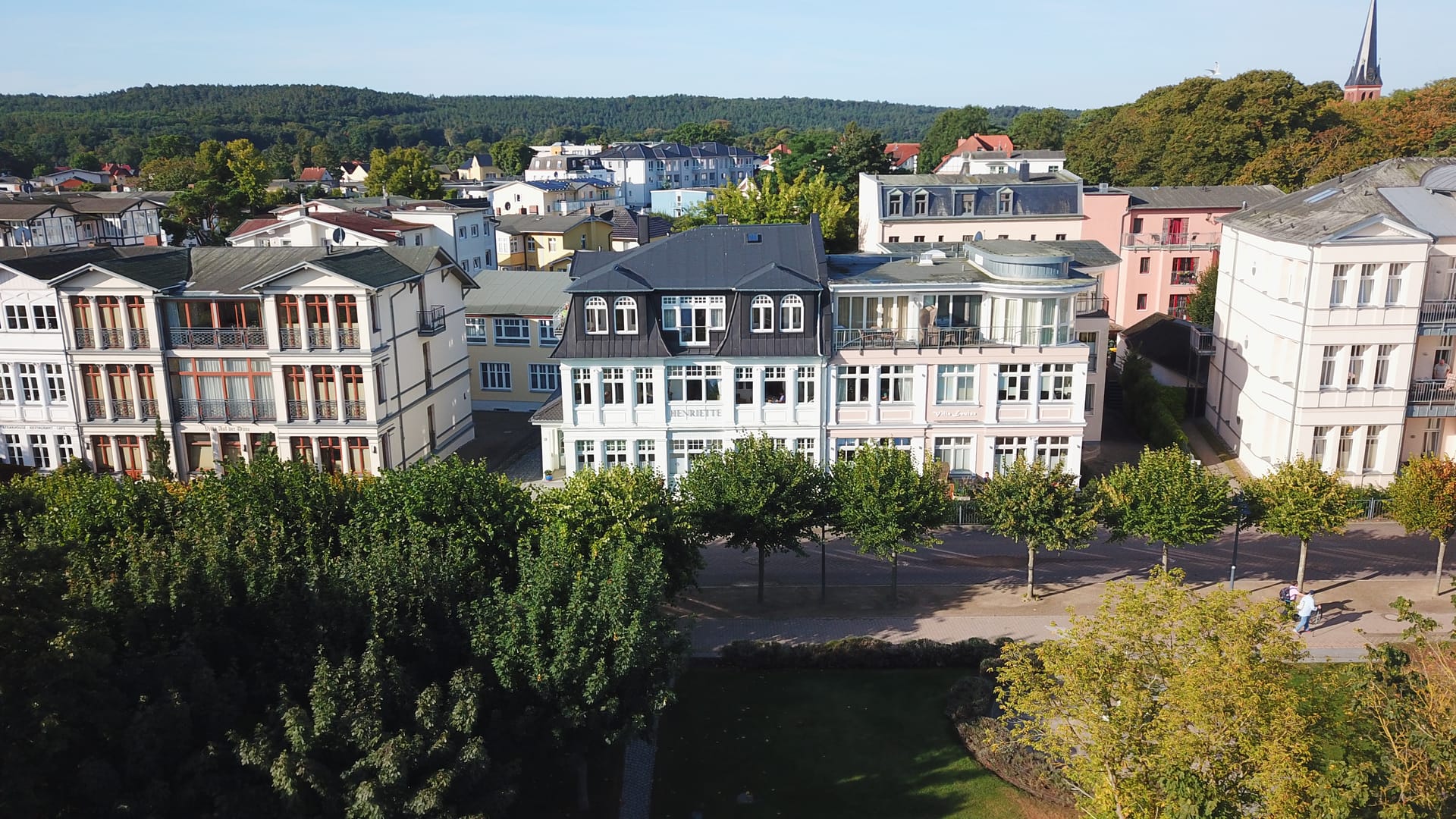 Villa Louise und Nachbarvillen hinter dem grünen Promenadenstreifen des Seebads Ahlbeck