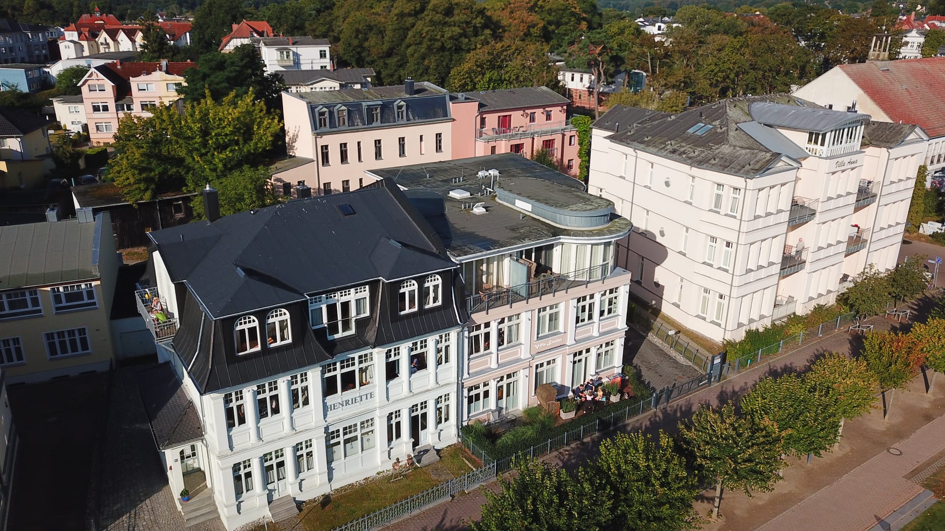 Villa Louise in Ahlbeck von schräg oben mit Penthouse-Terrasse, daneben Villa Henriette und Villa Anna