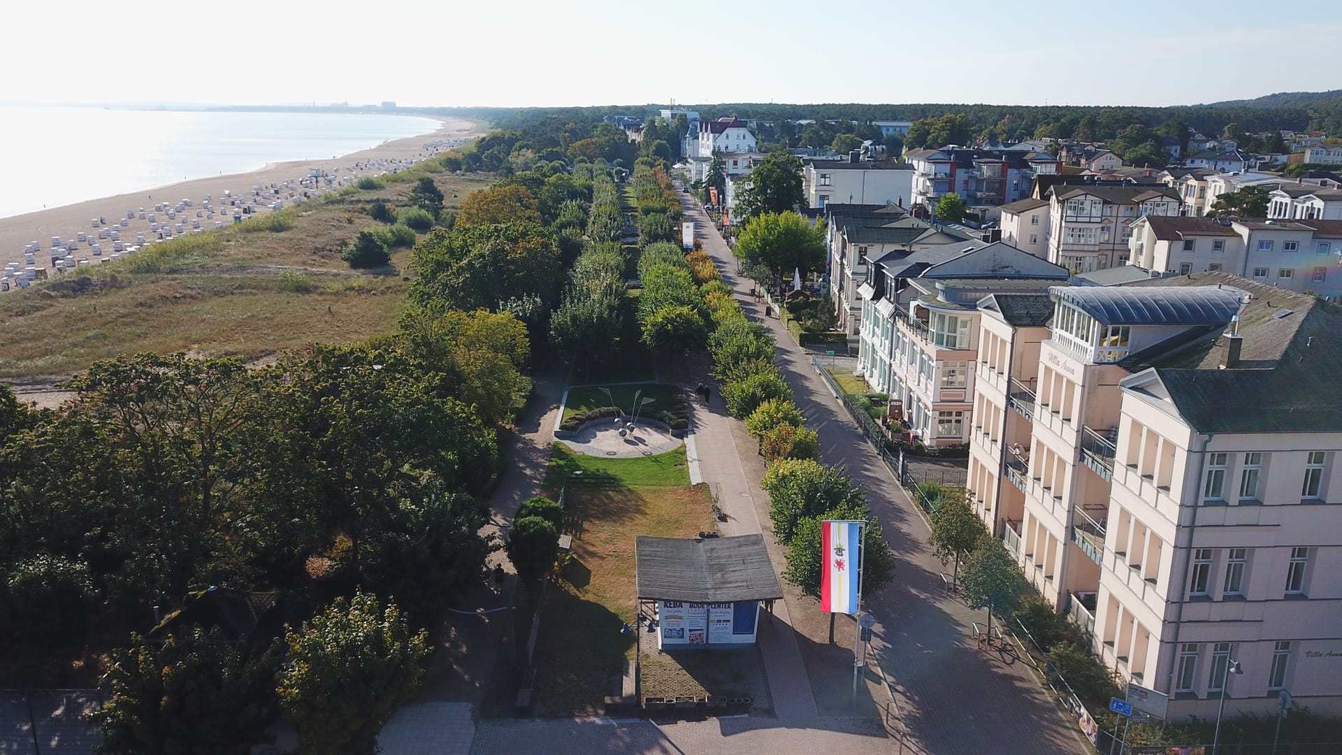 Promenade von Ahlbeck aus der Vogelperspektive mit Strand und weitem Küstenbogen