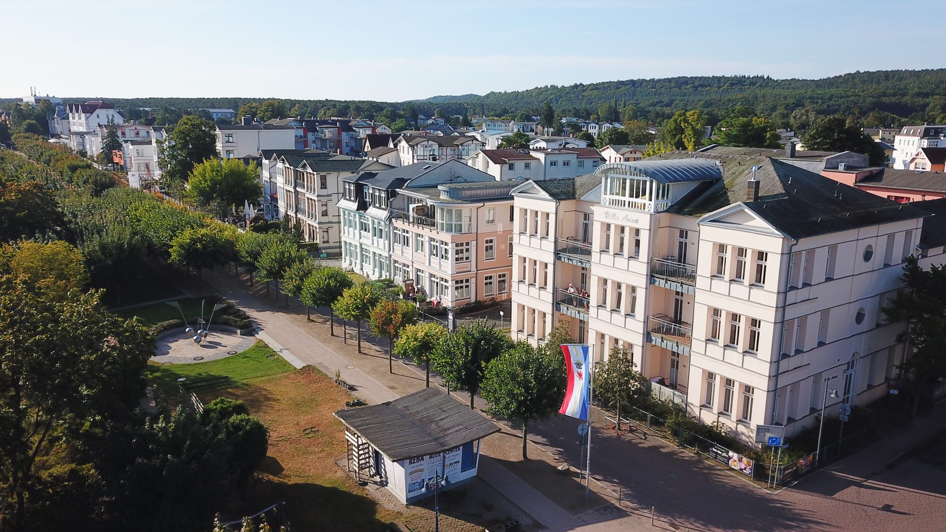 Erste Reihe von Ahlbeck an der Strandpromenade – vorn die Villa Anna, dahinter die Villa Louise