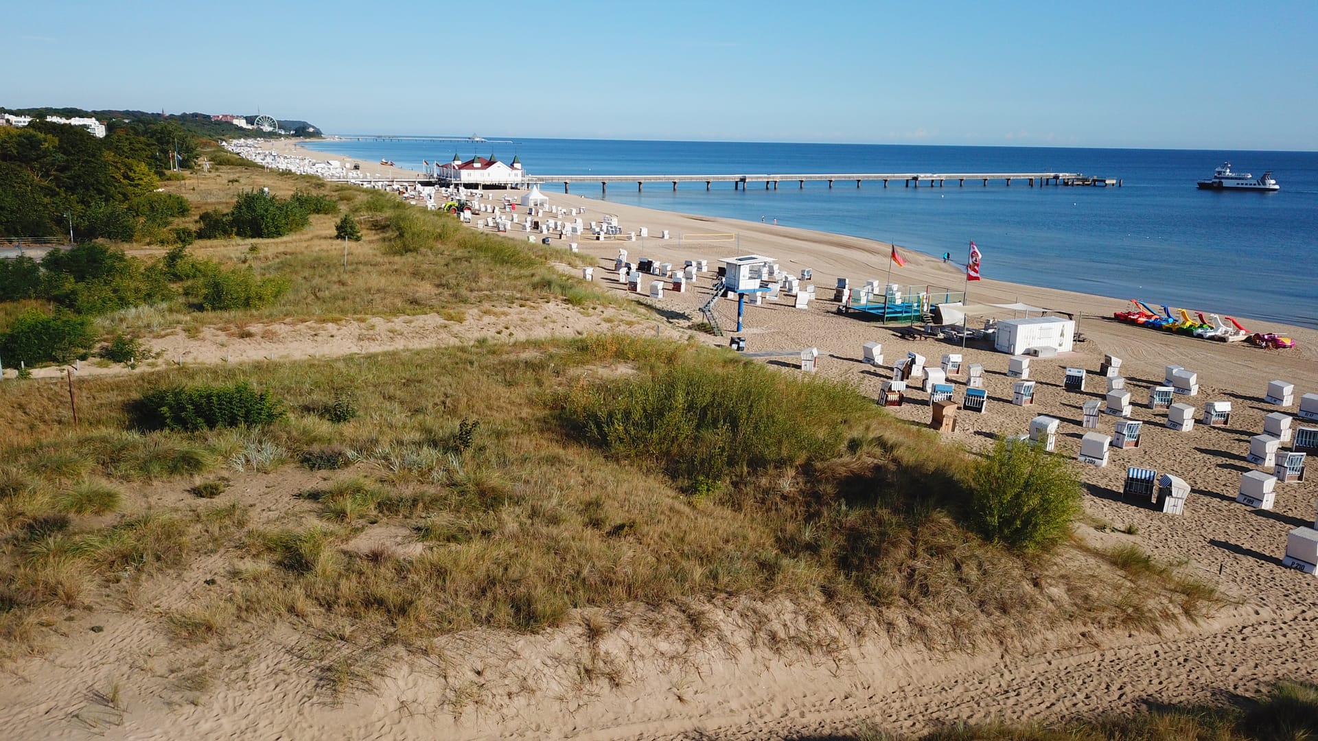Strand von Ahlbeck mit Blick zur historischen Seebrücke – wenige Gehminuten von der Villa Louise