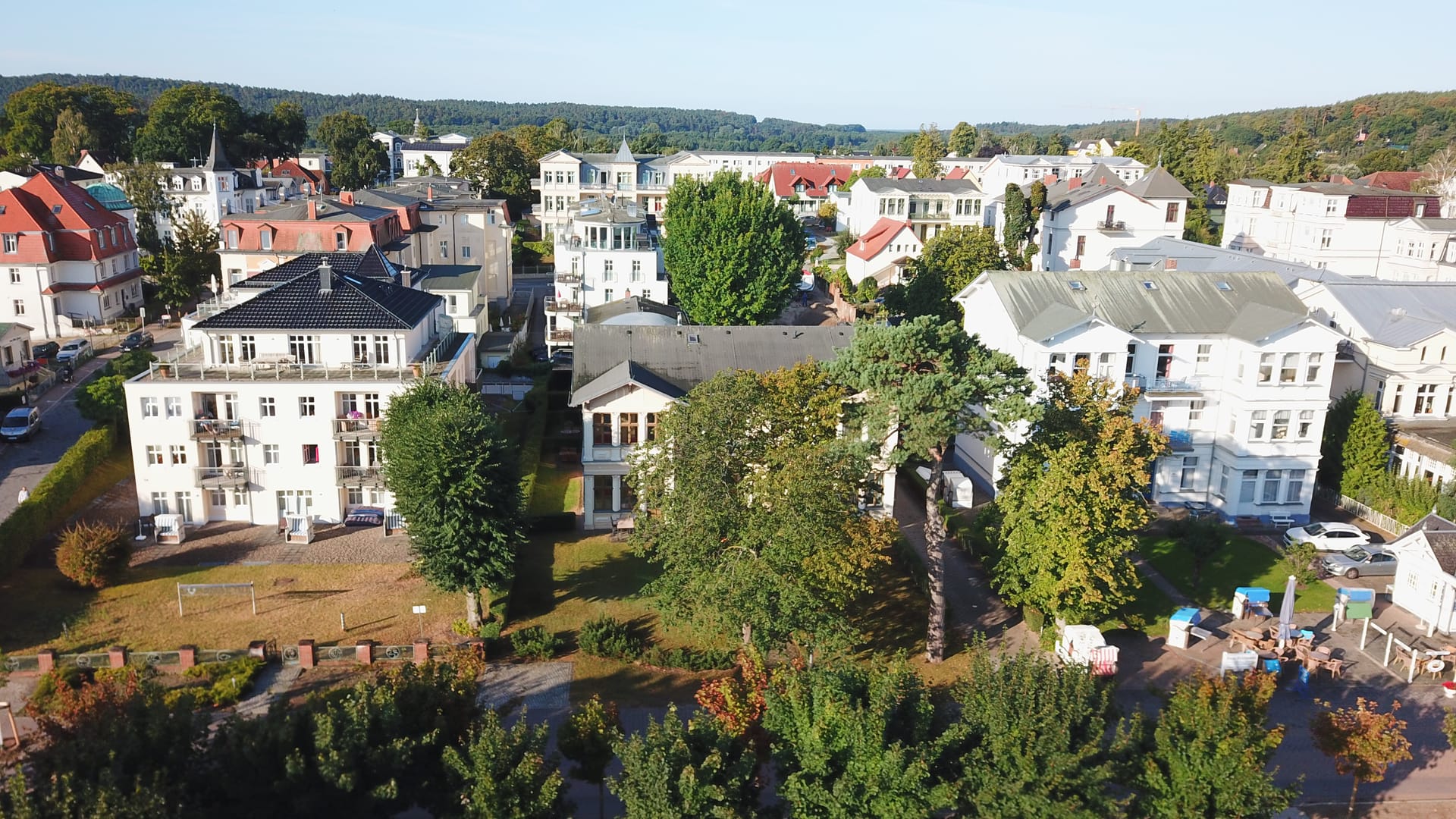 Villa Luna mit Säulenveranda hinter der Strandpromenade von Ahlbeck – erste Reihe der Dünenstraße