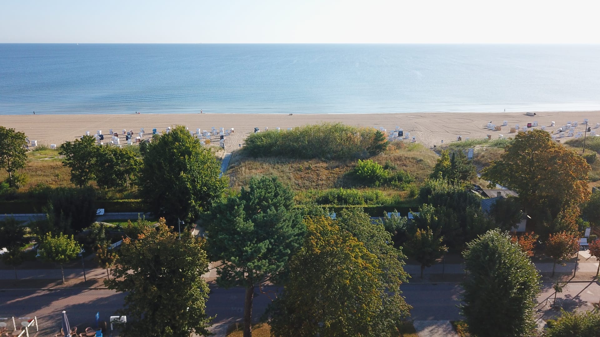 Blick von der Villa Luna über Promenade und Dünen auf den Ostseestrand von Ahlbeck