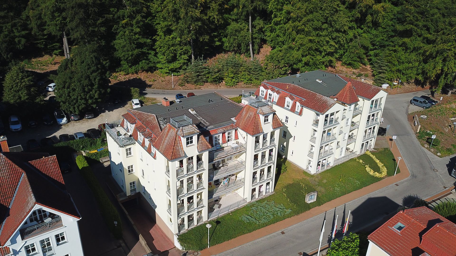 Villa Margot in Bansin aus der Luft, Ferienwohnungen im Bäderstil