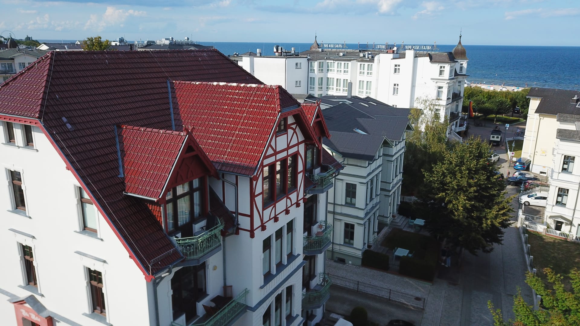 Dachgiebel der Villa Medici Ahlbeck mit Blick über die Nachbarhäuser zur Ostsee