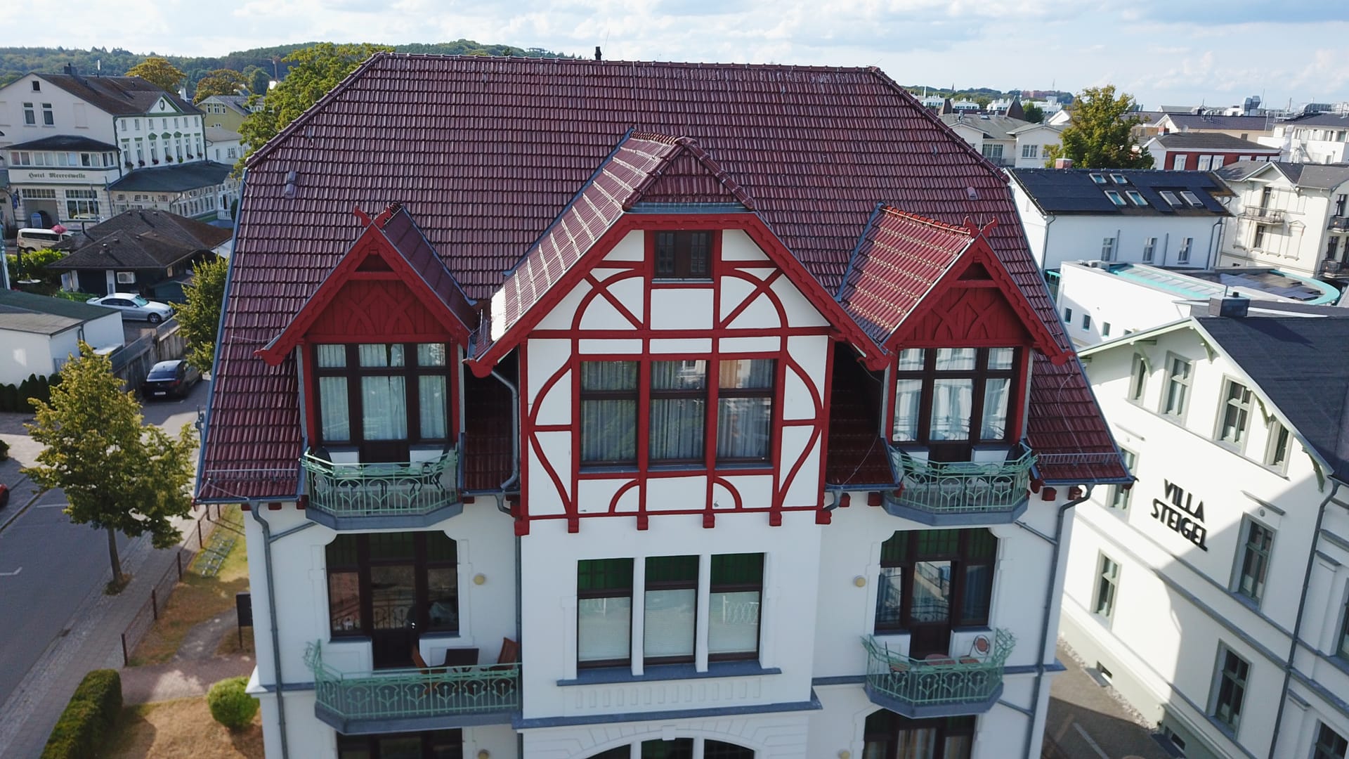 Fachwerkgiebel und Gauben der Villa Medici Ahlbeck aus der Nähe – Jugendstil-Details der Bädervilla