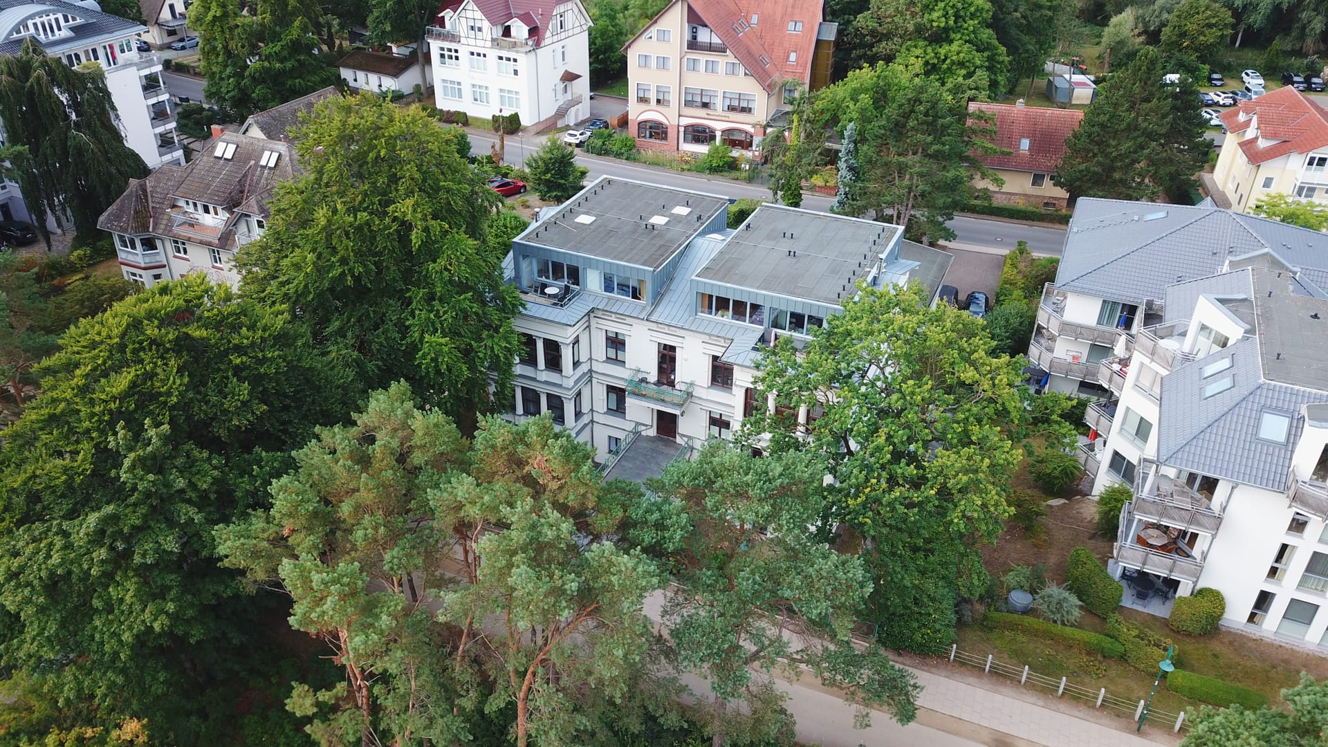 Villa Medici Heringsdorf von der Strandseite: das Haus mit seinen markanten Dachaufbauten in der Villenkette an der Maxim-Gorki-Straße