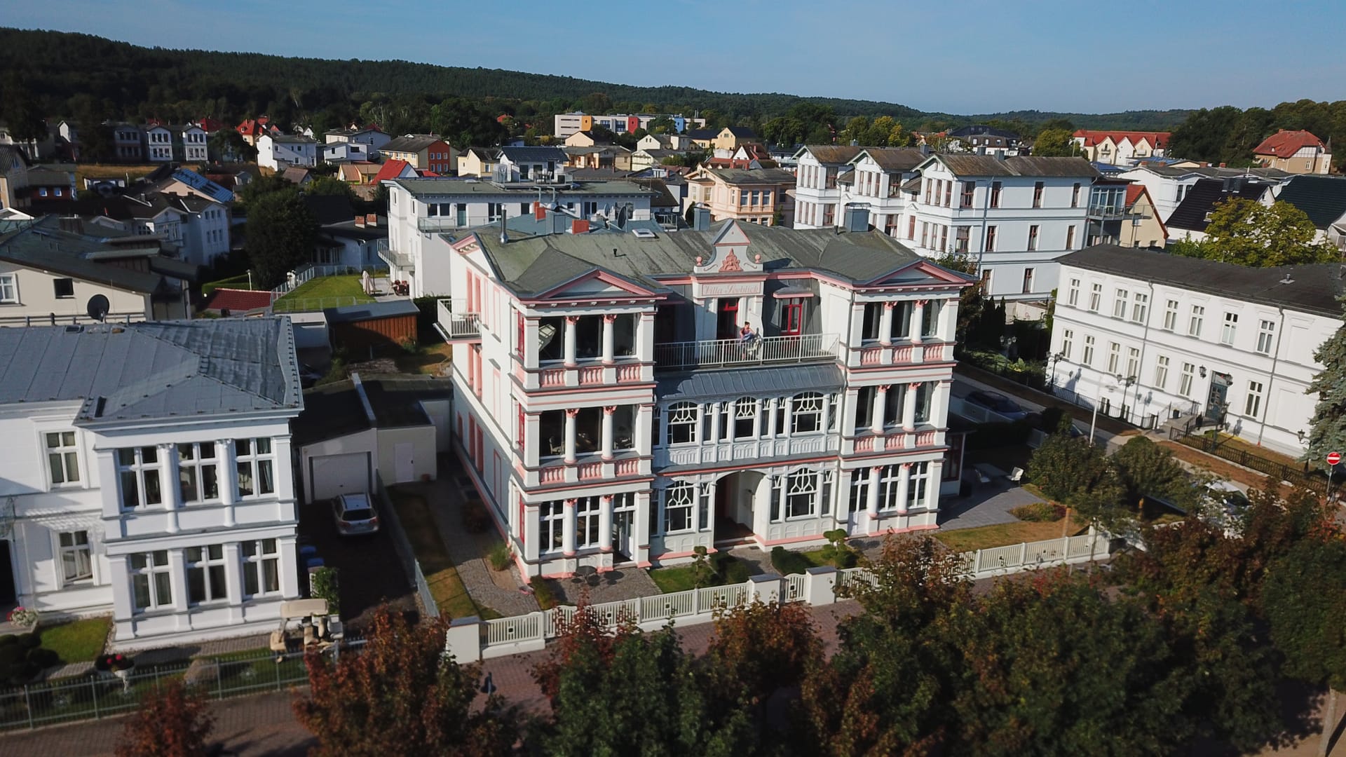 Villa Seeblick in Ahlbeck aus der Luft – Villenviertel an der Dünenstraße, dahinter der bewaldete Küstenhang
