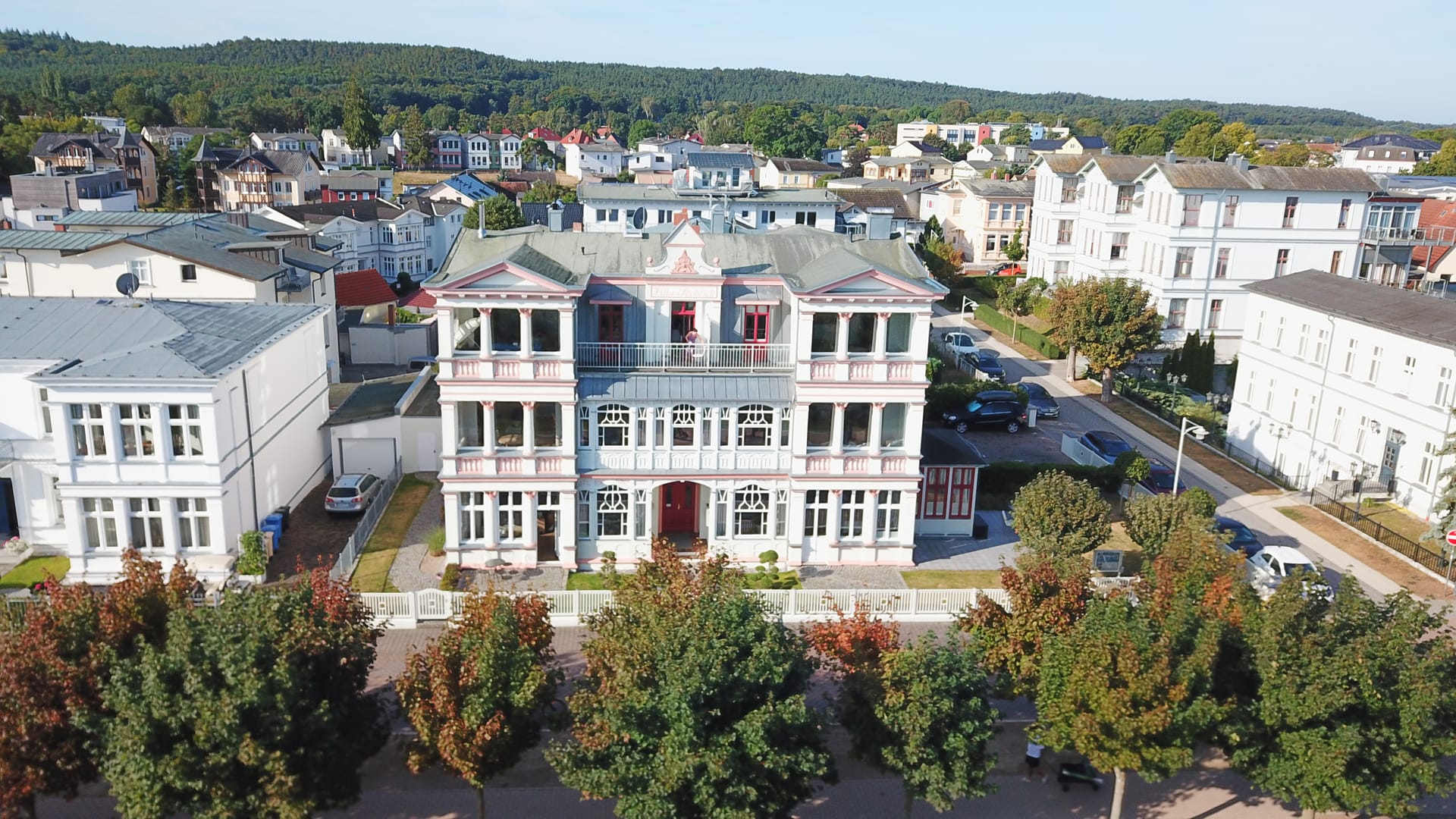 Luftaufnahme der Villa Seeblick Ahlbeck – denkmalgeschützte Bädervilla mit weiß-rosa Stuckfassade an der Dünenstraße