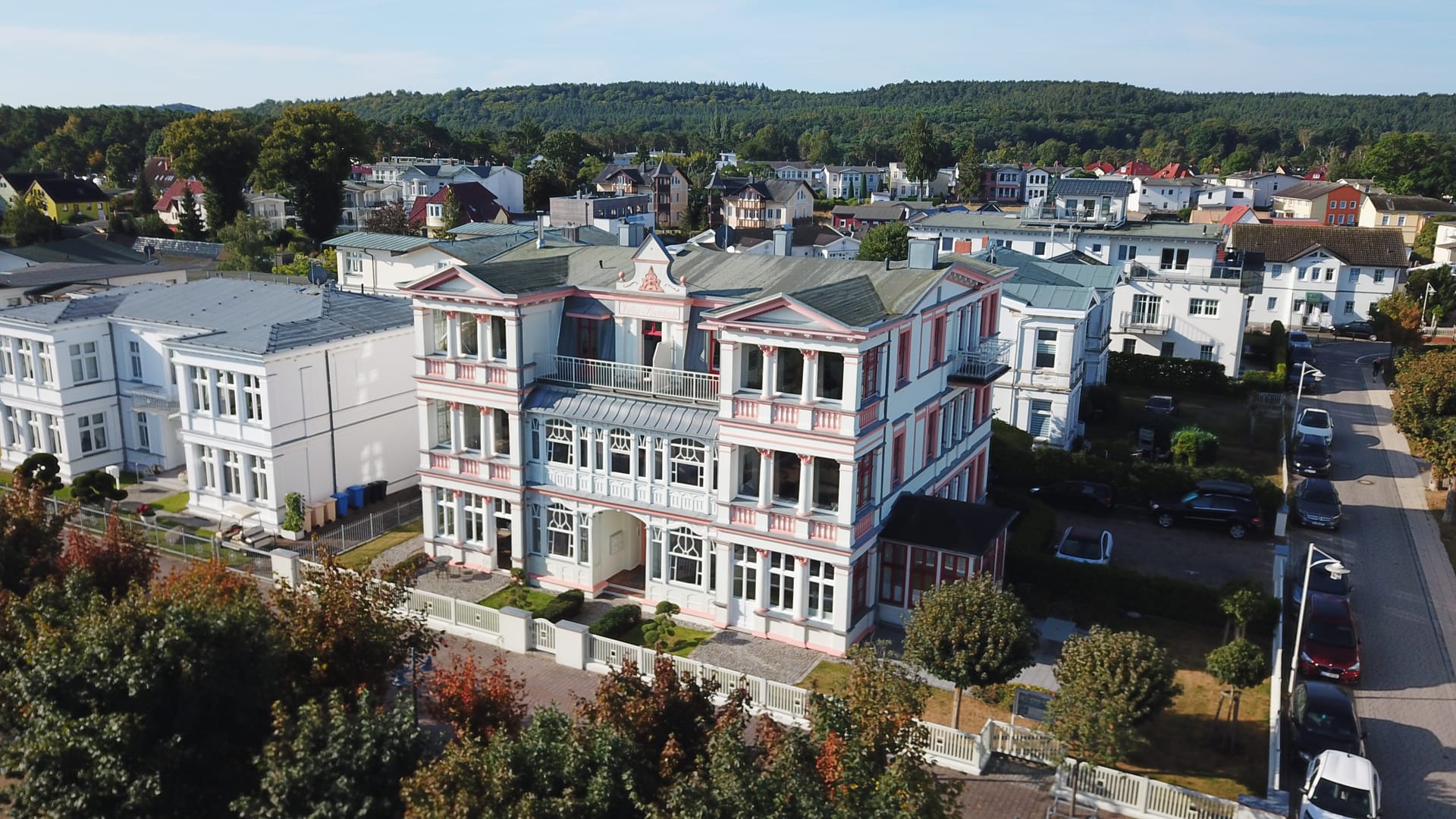 Seitliche Ansicht der Villa Seeblick Ahlbeck – Bädervilla mit umlaufenden Loggien im Villenviertel