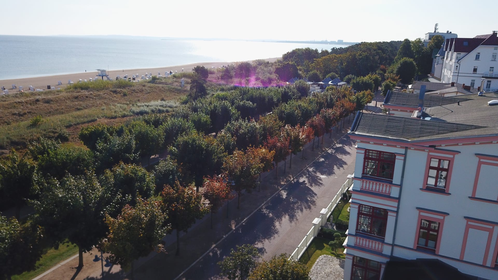 Meerseite der Villa Seeblick Ahlbeck mit Blick über die baumgesäumte Dünenstraße auf Strand und Ostsee