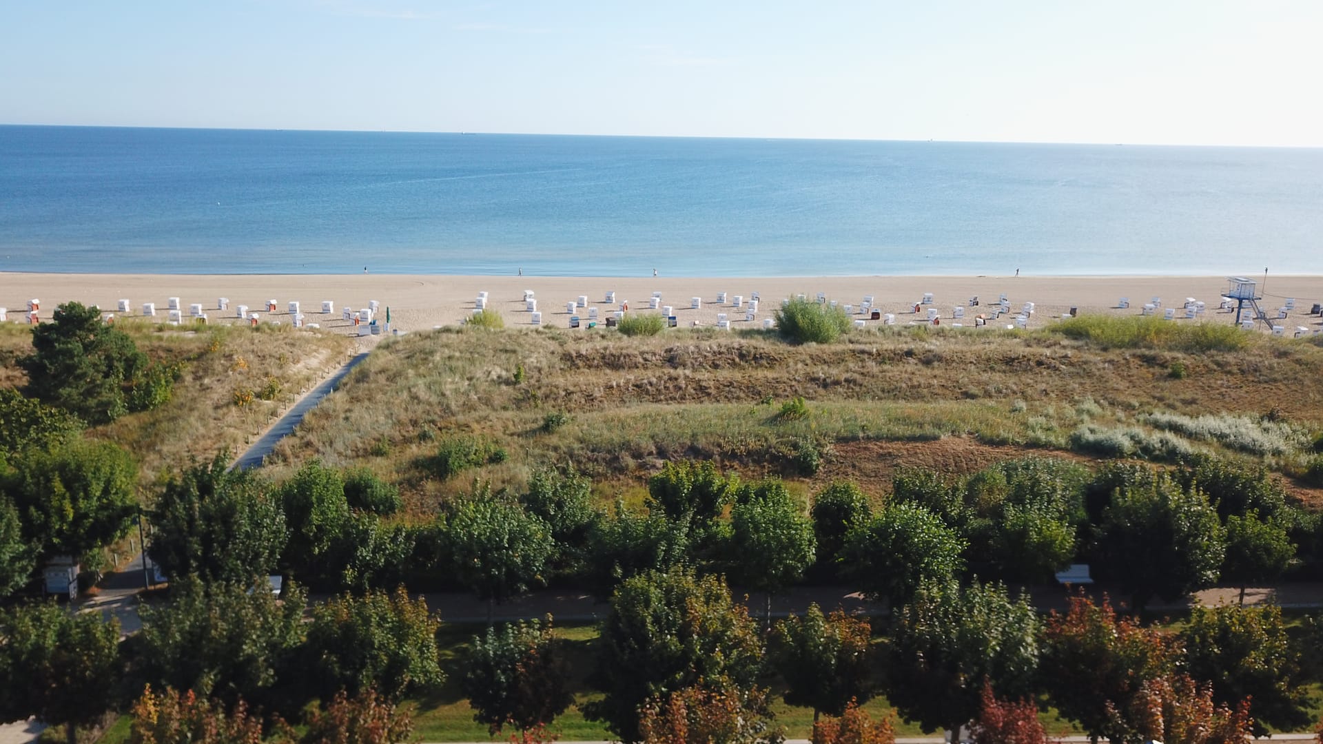Dünenübergang zum Ahlbecker Strand nahe der Villa Seeblick – Ostsee und Strandkörbe aus der Vogelperspektive