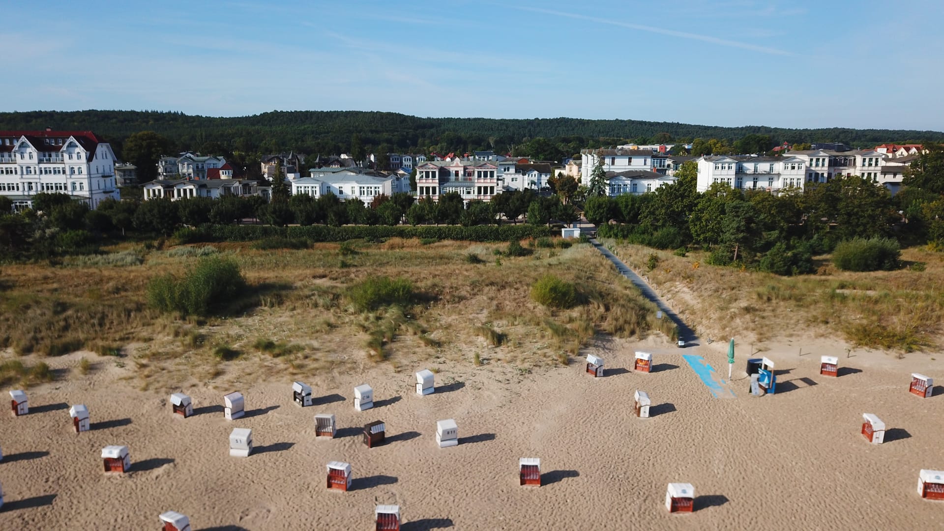 Strandkörbe am Ostseestrand des Seebads Ahlbeck beim Dünenübergang nahe der Villa Seeblick