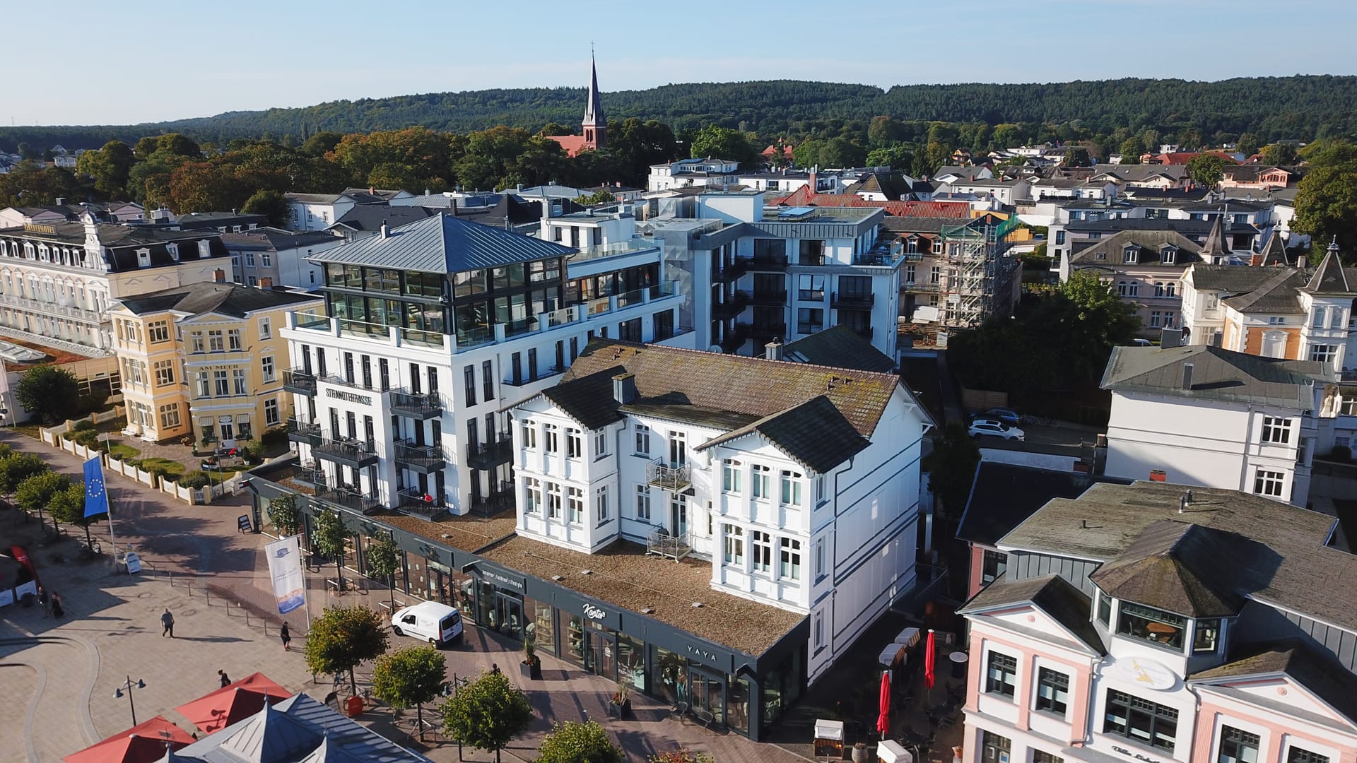 Drohnenpanorama von Ahlbeck – die Villa Seedüwel liegt zentral am Seebrückenvorplatz