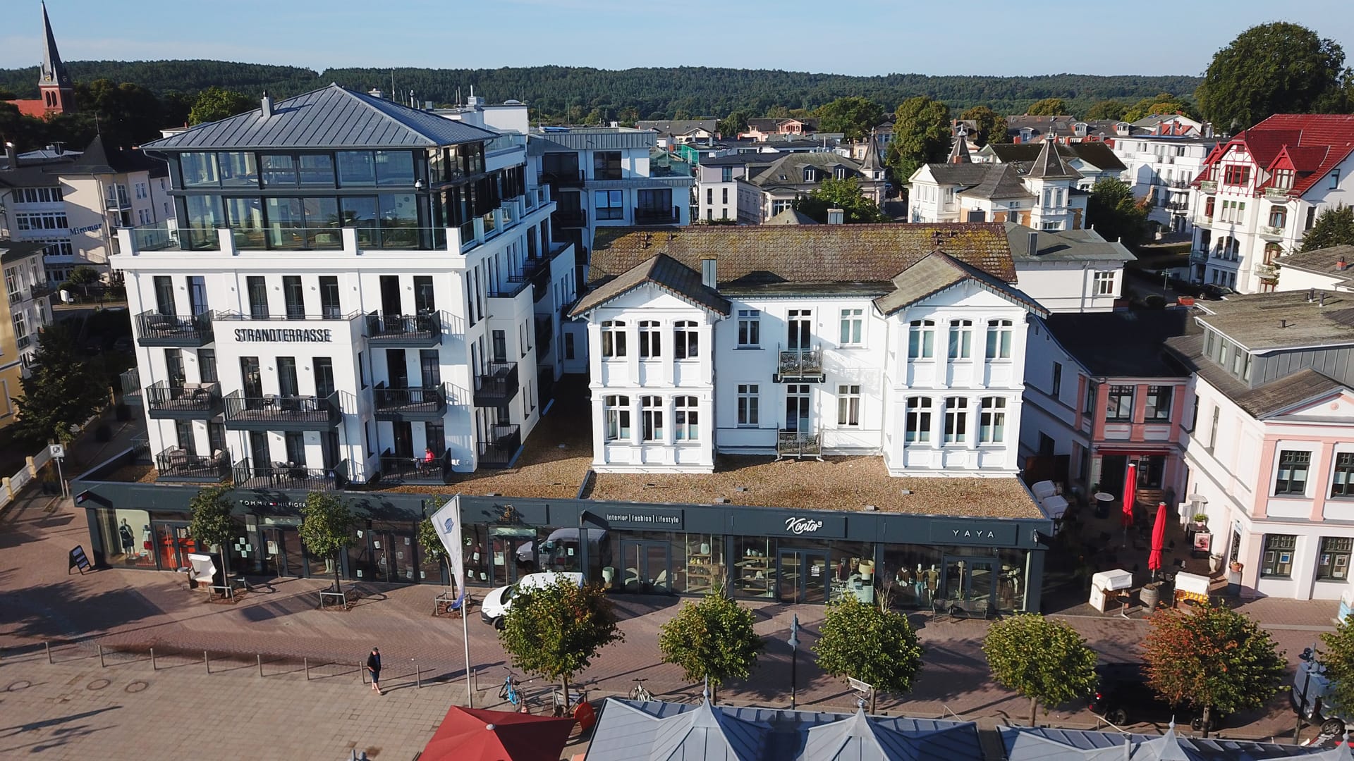 Seeseite der Villa Seedüwel Ahlbeck neben dem Haus Strandterrasse am Seebrückenvorplatz